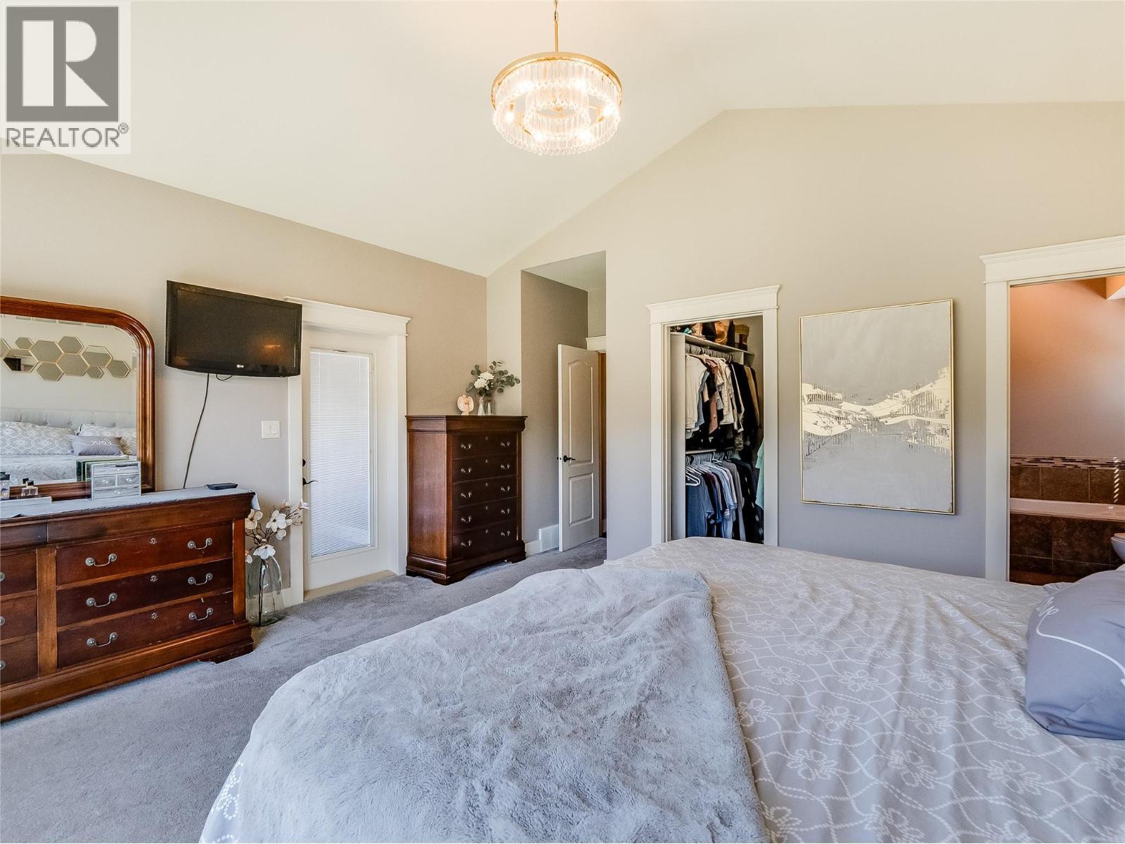 943 Riverview Place, Castlegar, BC - Indoor Photo Showing Bedroom