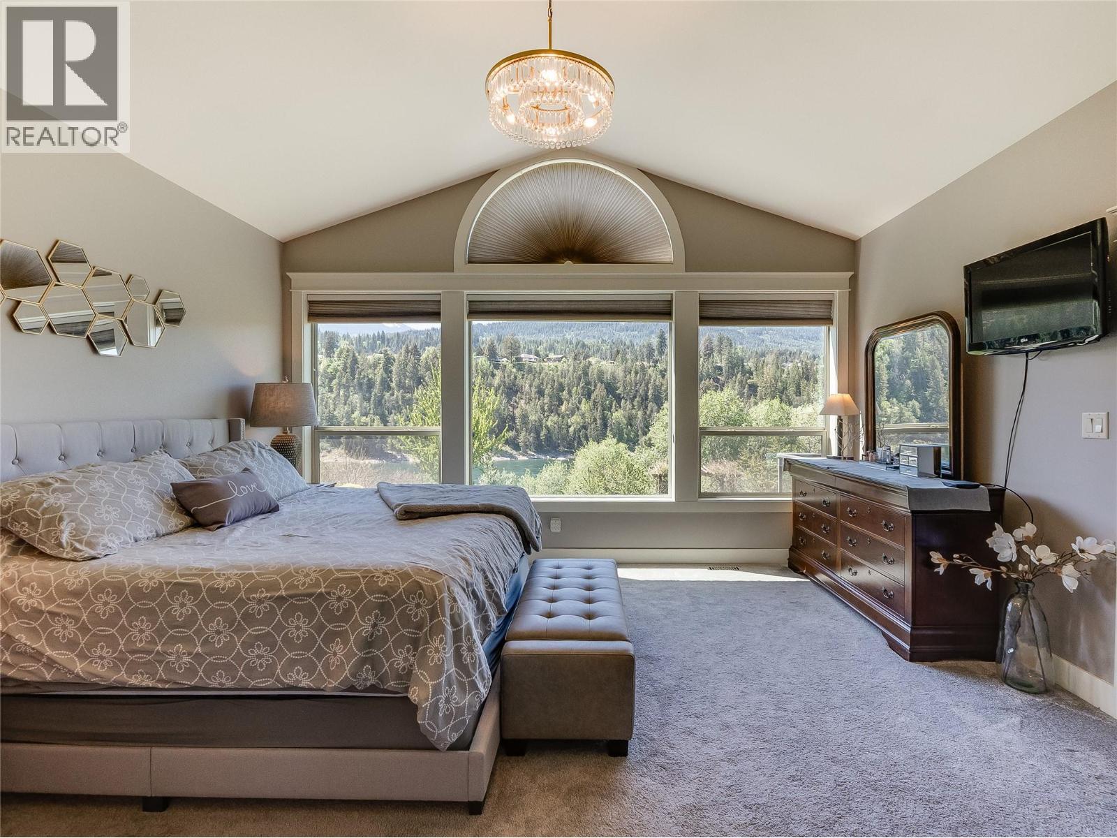 943 Riverview Place, Castlegar, BC - Indoor Photo Showing Bedroom