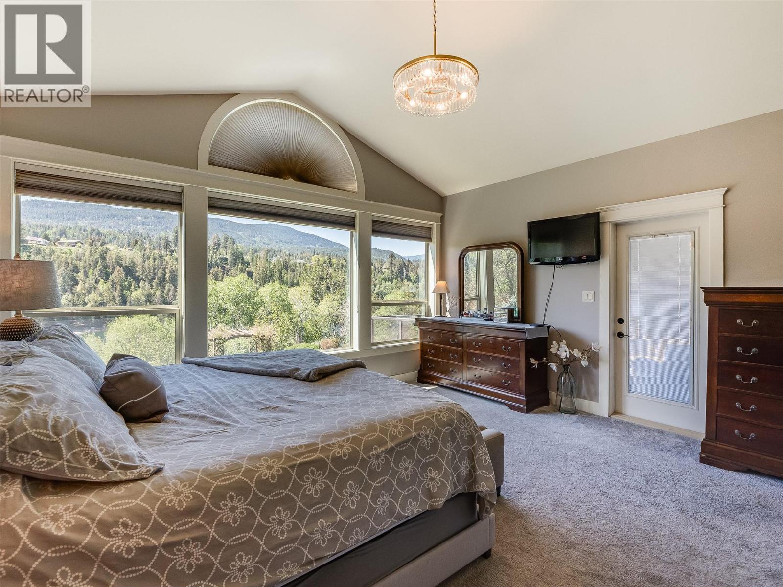 943 Riverview Place, Castlegar, BC - Indoor Photo Showing Bedroom