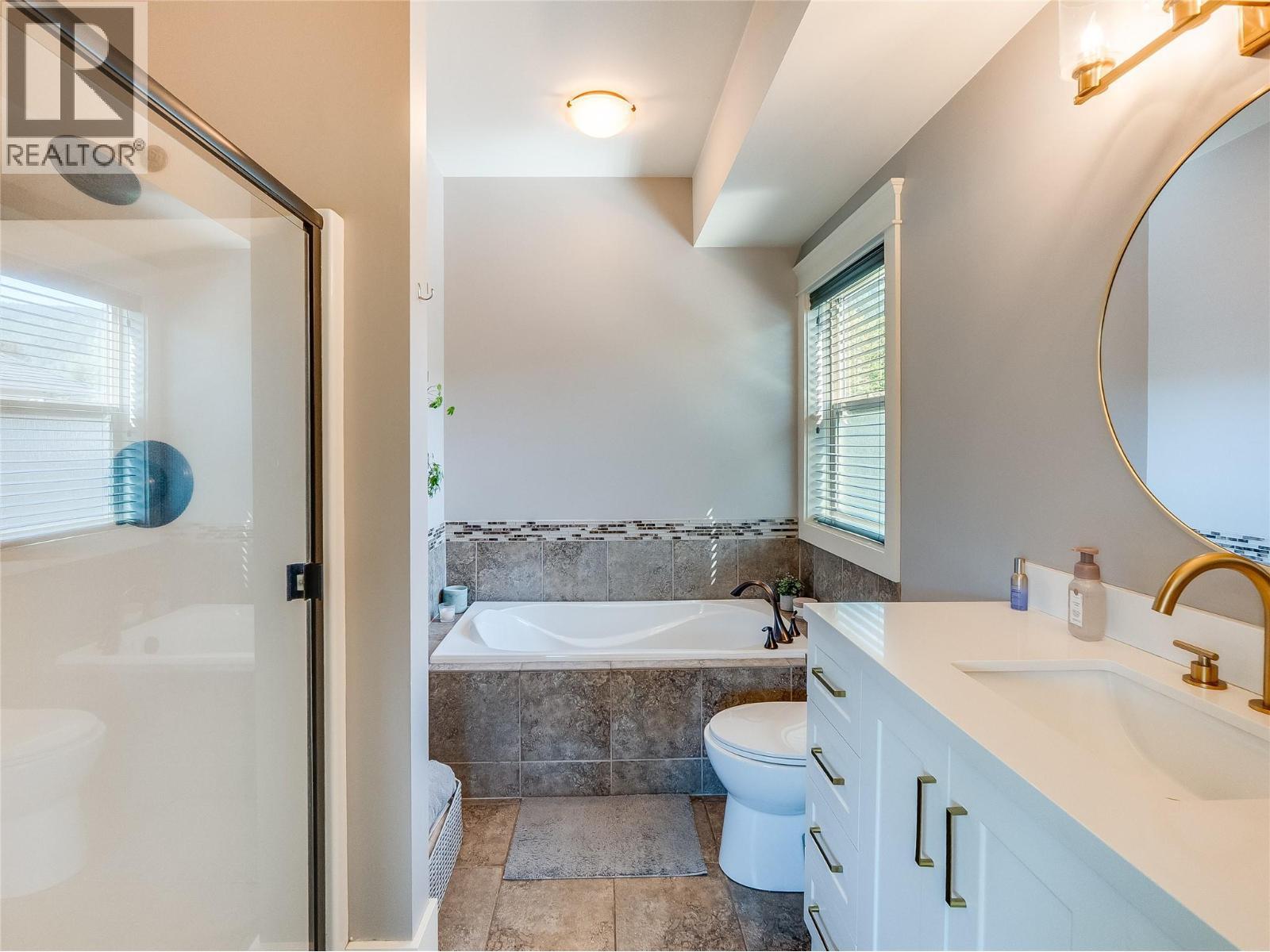 943 Riverview Place, Castlegar, BC - Indoor Photo Showing Bathroom