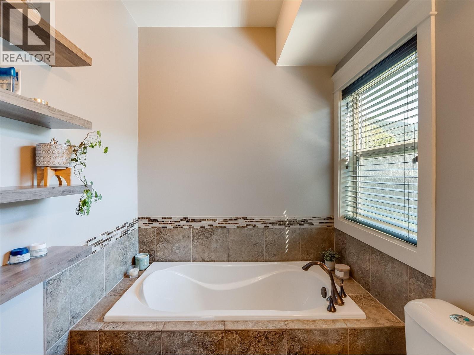 943 Riverview Place, Castlegar, BC - Indoor Photo Showing Bathroom