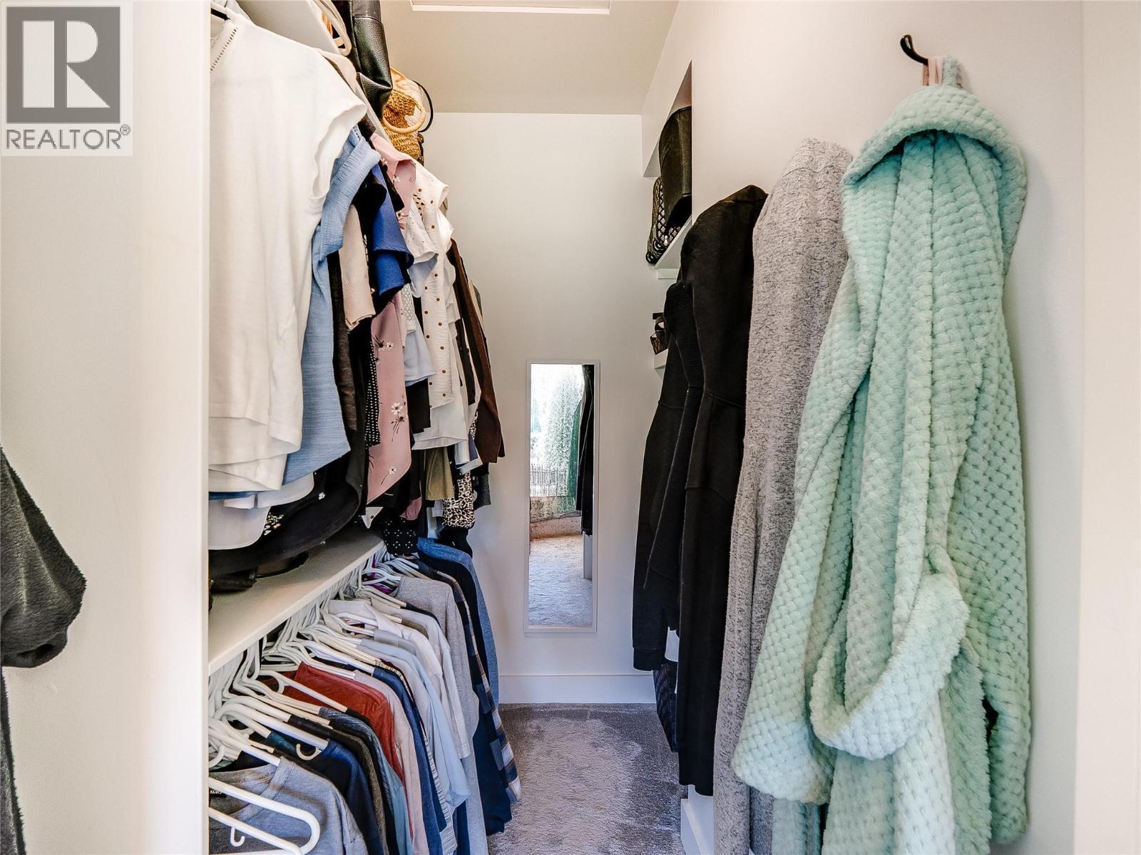 943 Riverview Place, Castlegar, BC - Indoor With Storage