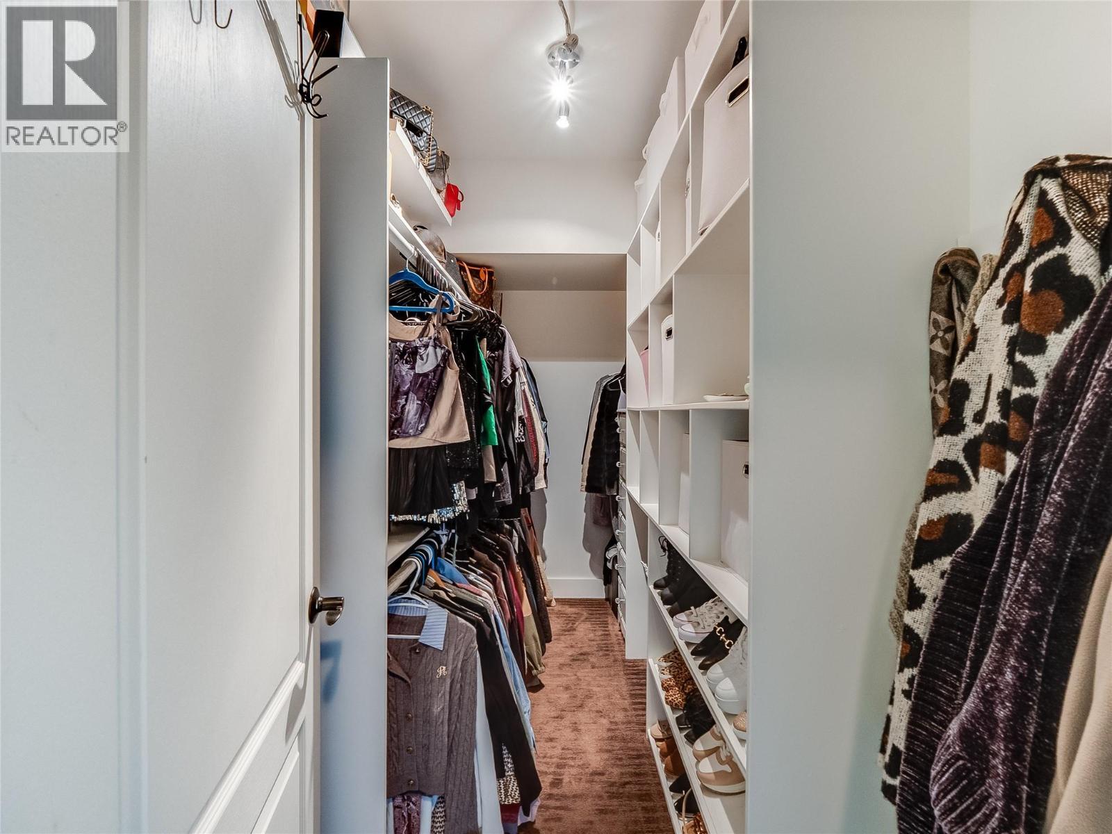 943 Riverview Place, Castlegar, BC - Indoor With Storage