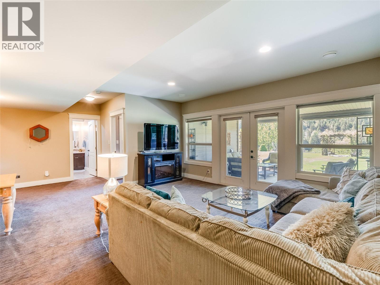 943 Riverview Place, Castlegar, BC - Indoor Photo Showing Living Room