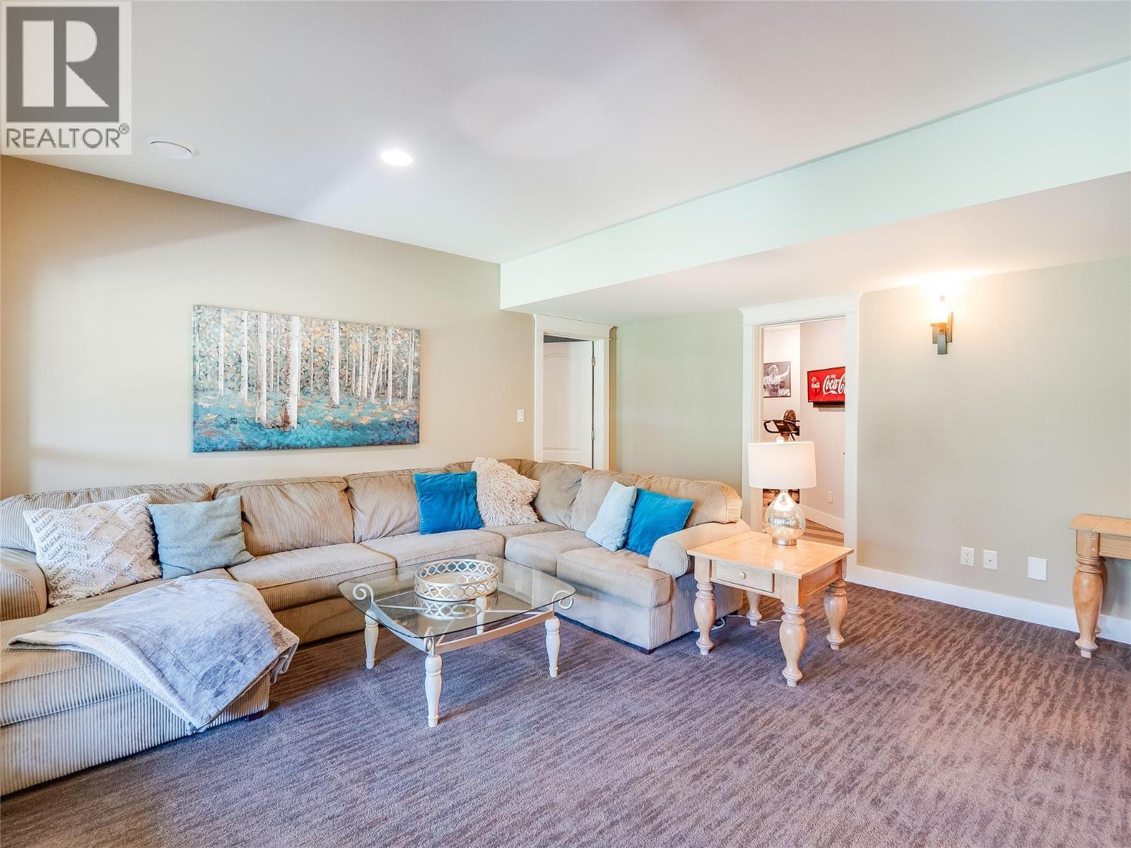 943 Riverview Place, Castlegar, BC - Indoor Photo Showing Living Room
