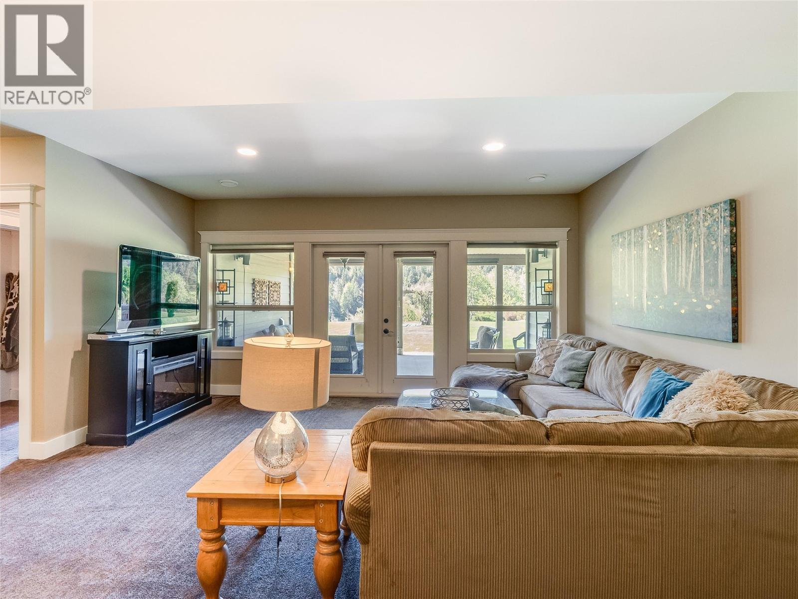 943 Riverview Place, Castlegar, BC - Indoor Photo Showing Living Room