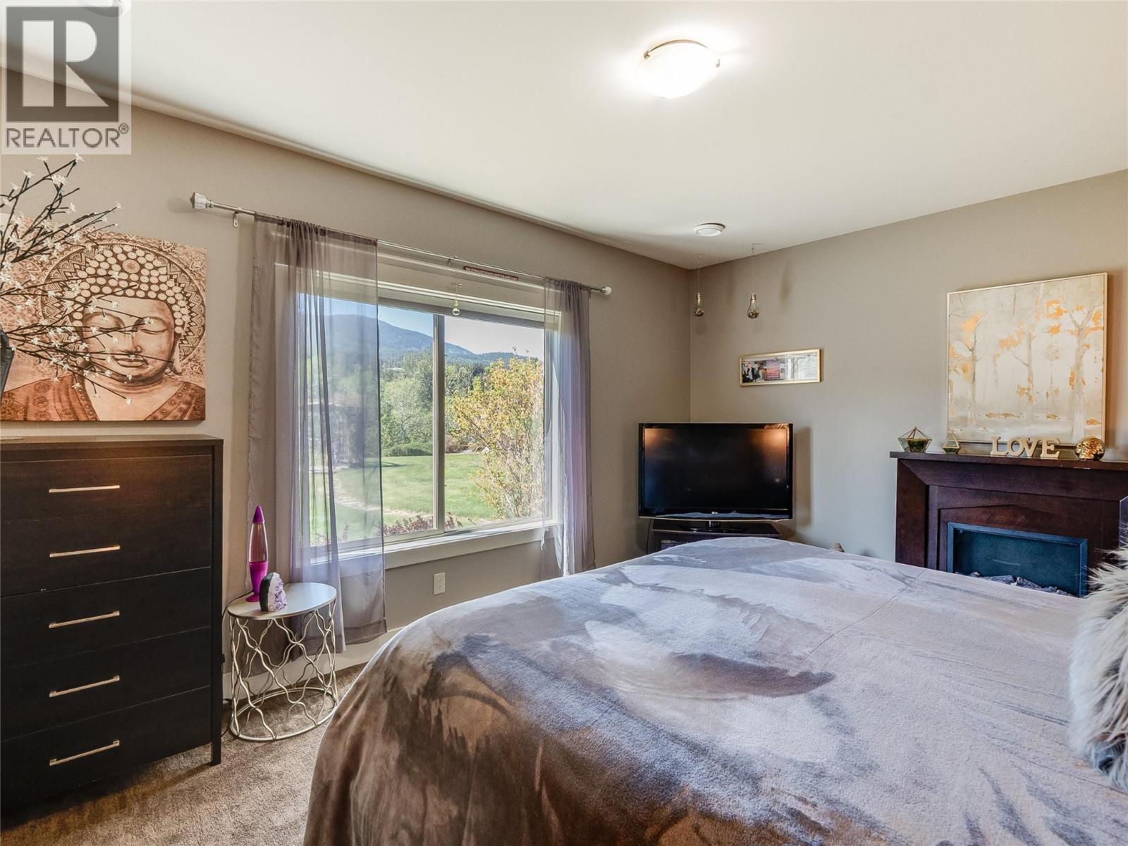 943 Riverview Place, Castlegar, BC - Indoor Photo Showing Bedroom