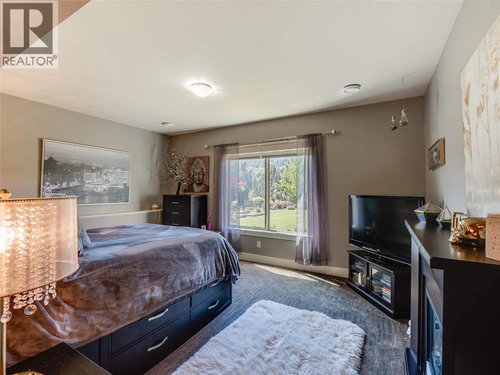943 Riverview Place, Castlegar, BC - Indoor Photo Showing Bedroom