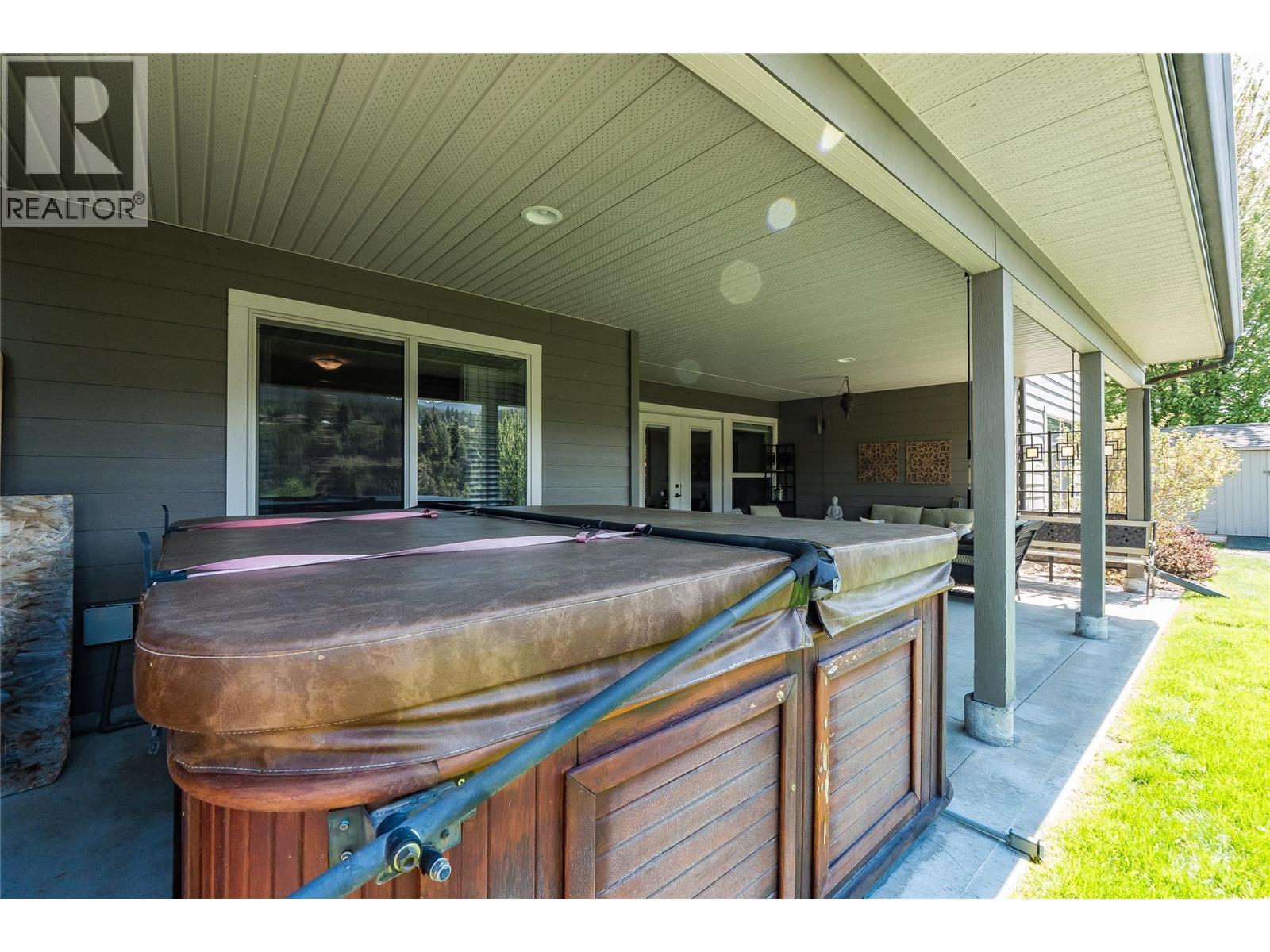 943 Riverview Place, Castlegar, BC - Outdoor With Deck Patio Veranda With Exterior
