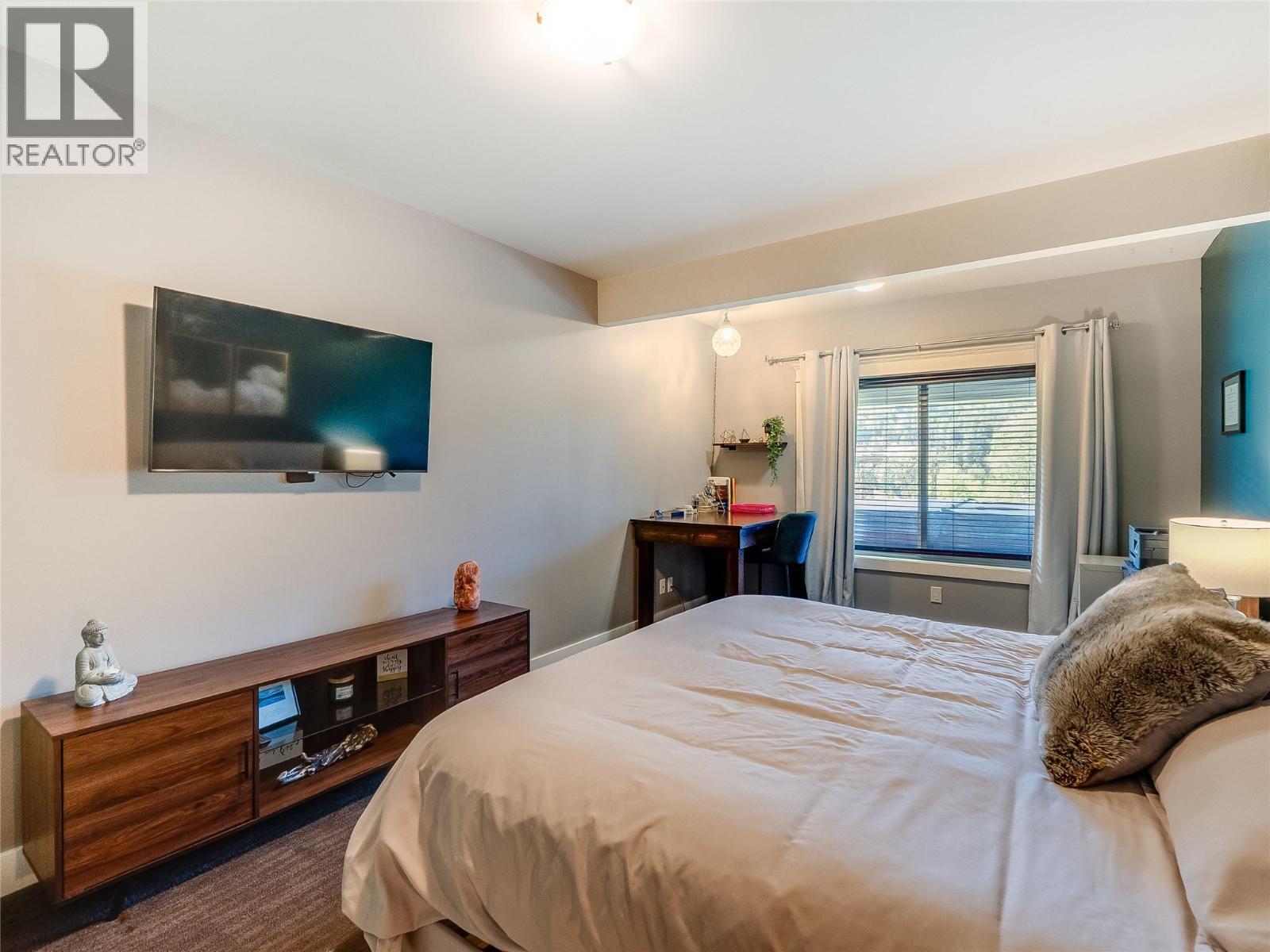 943 Riverview Place, Castlegar, BC - Indoor Photo Showing Bedroom
