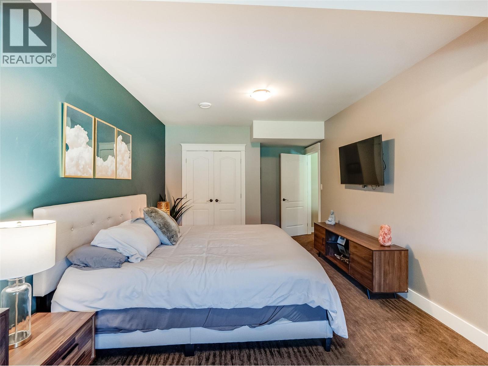 943 Riverview Place, Castlegar, BC - Indoor Photo Showing Bedroom
