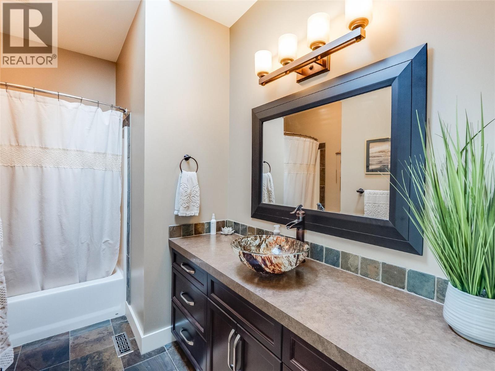 943 Riverview Place, Castlegar, BC - Indoor Photo Showing Bathroom