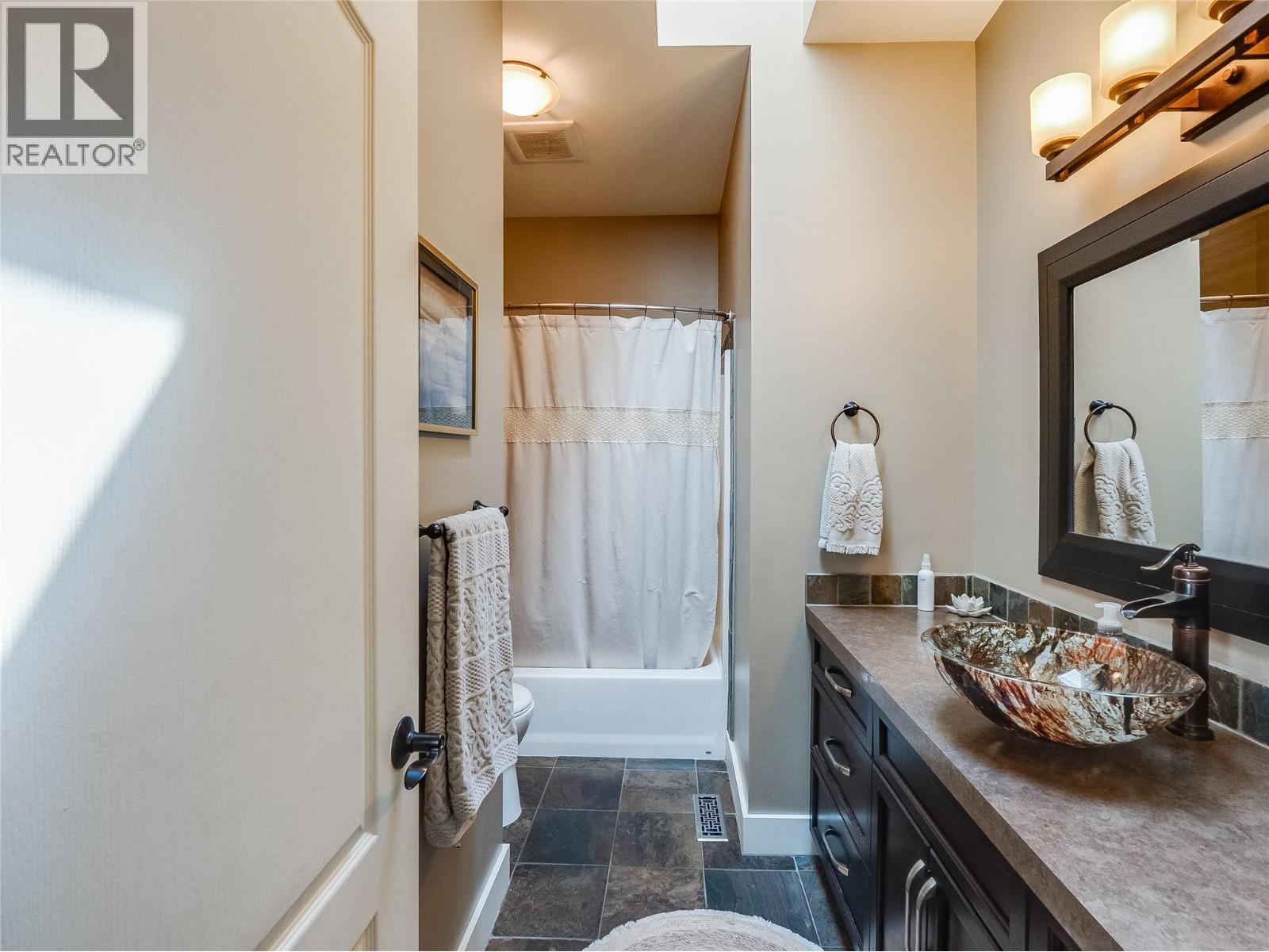 943 Riverview Place, Castlegar, BC - Indoor Photo Showing Bathroom