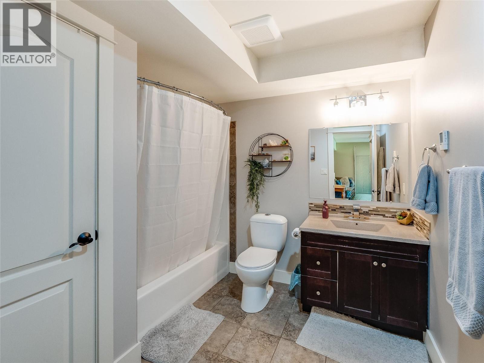 943 Riverview Place, Castlegar, BC - Indoor Photo Showing Bathroom