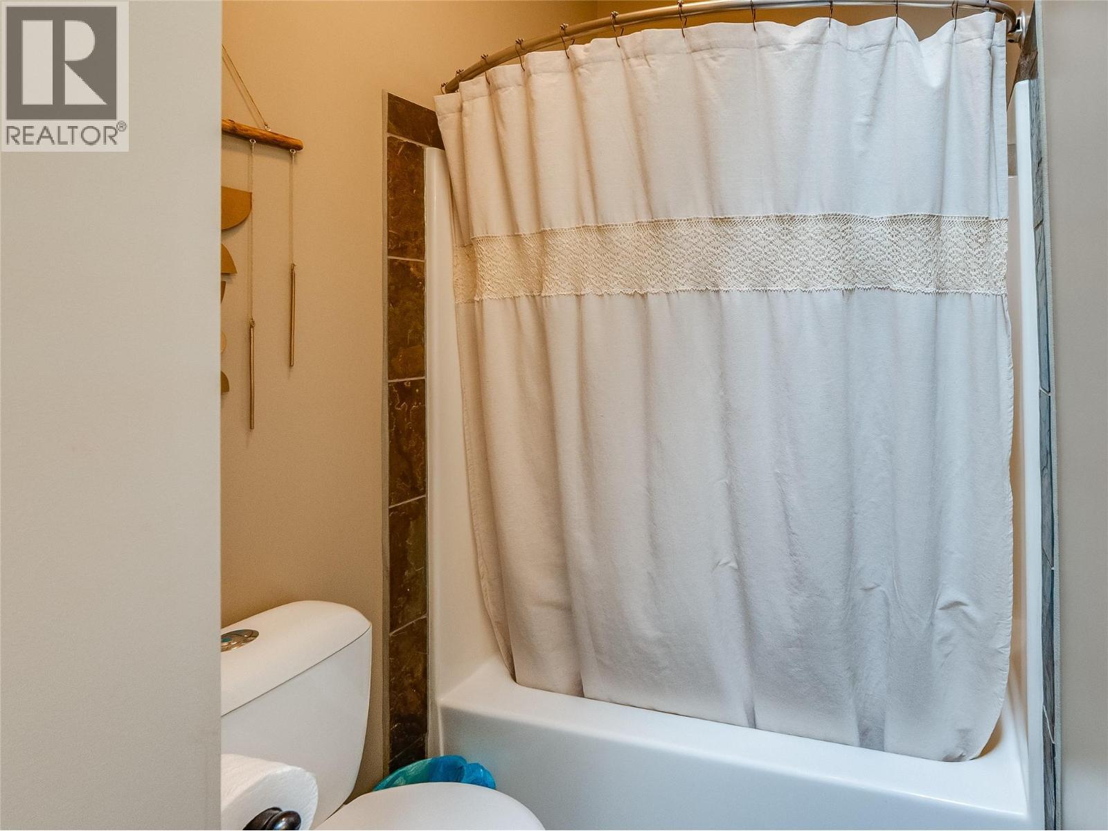 943 Riverview Place, Castlegar, BC - Indoor Photo Showing Bathroom