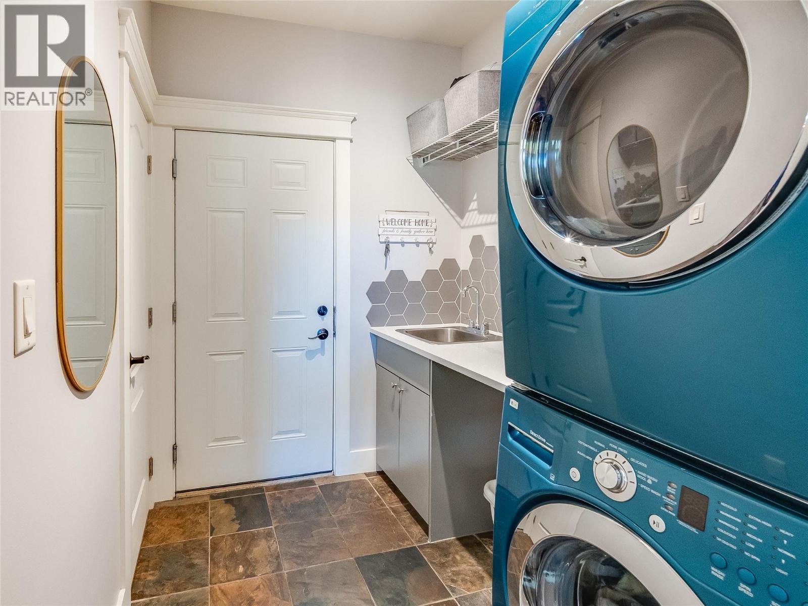 943 Riverview Place, Castlegar, BC - Indoor Photo Showing Laundry Room