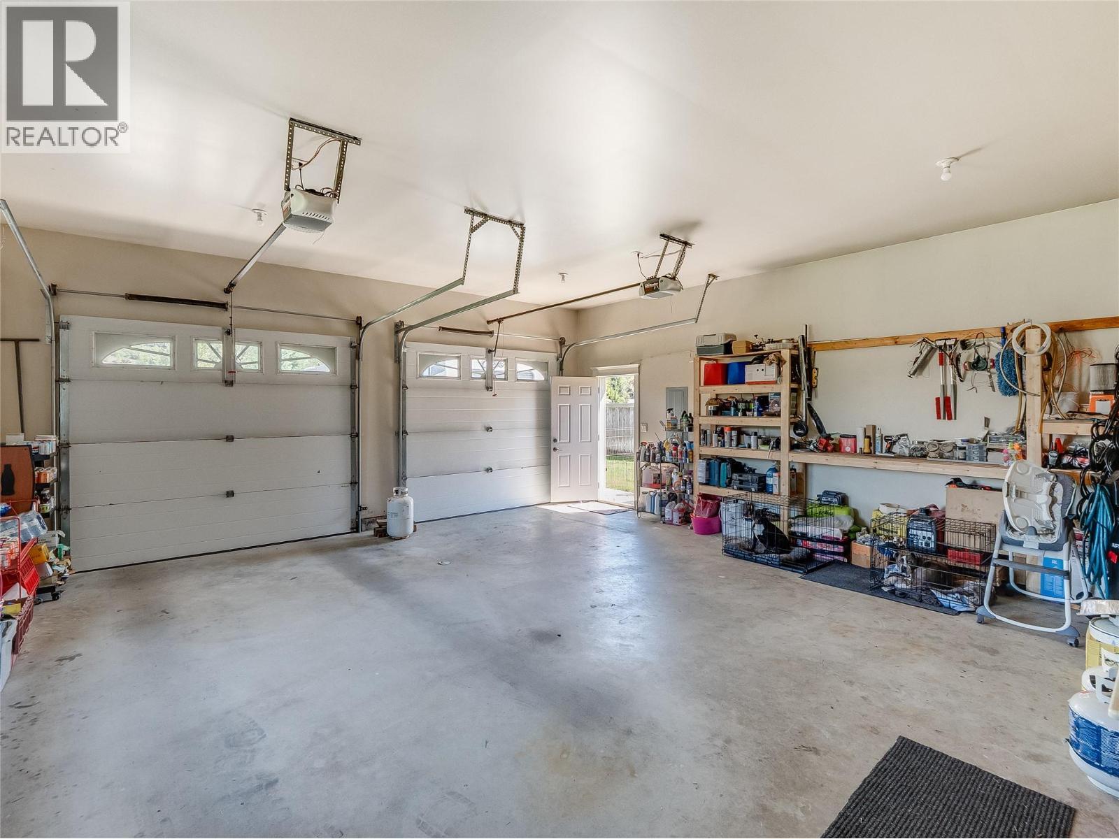 943 Riverview Place, Castlegar, BC - Indoor Photo Showing Garage