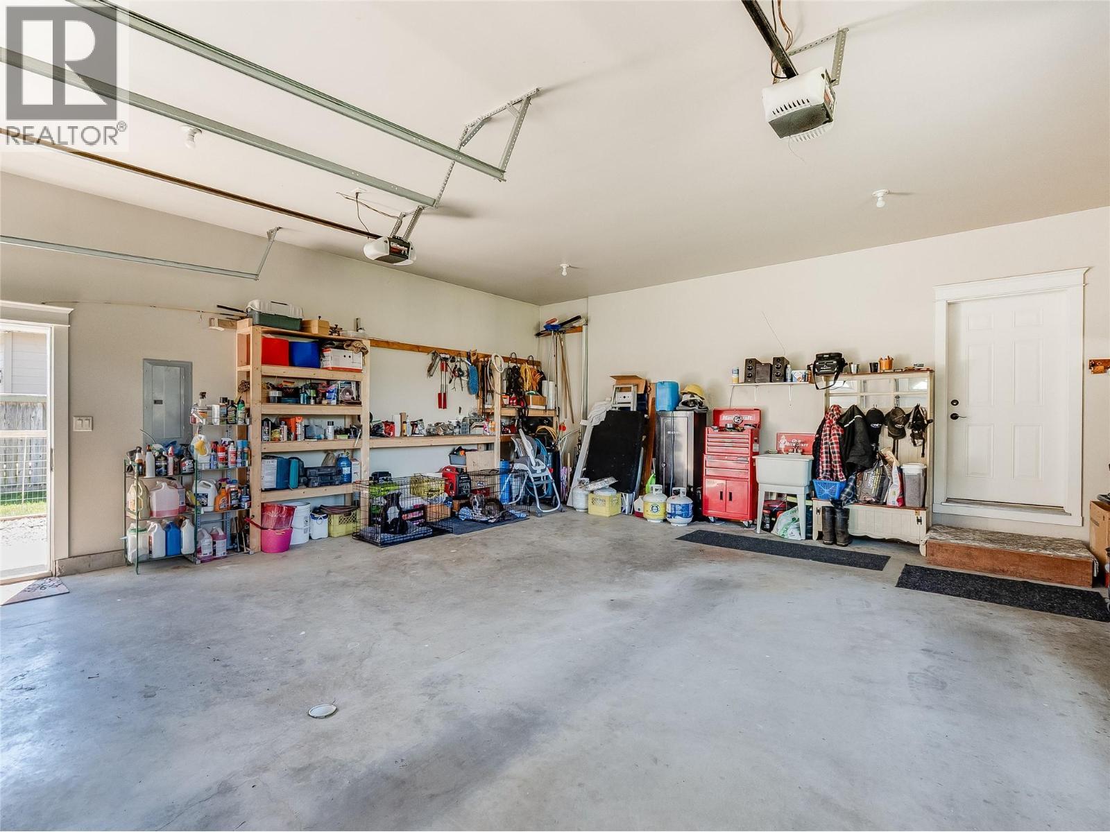 943 Riverview Place, Castlegar, BC - Indoor Photo Showing Garage