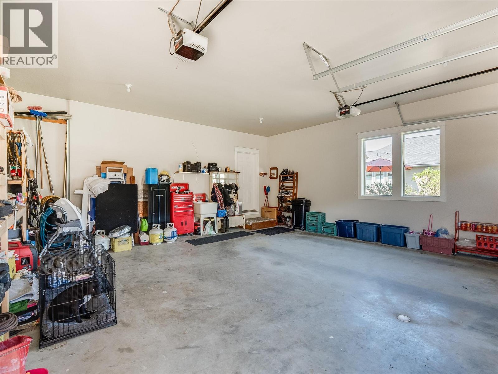 943 Riverview Place, Castlegar, BC - Indoor Photo Showing Garage