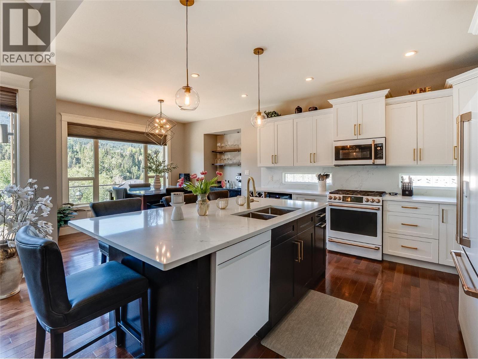 943 Riverview Place, Castlegar, BC - Indoor Photo Showing Kitchen With Double Sink