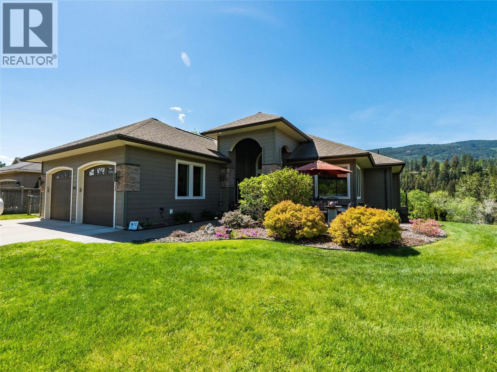 943 Riverview Place, Castlegar, BC - Outdoor
