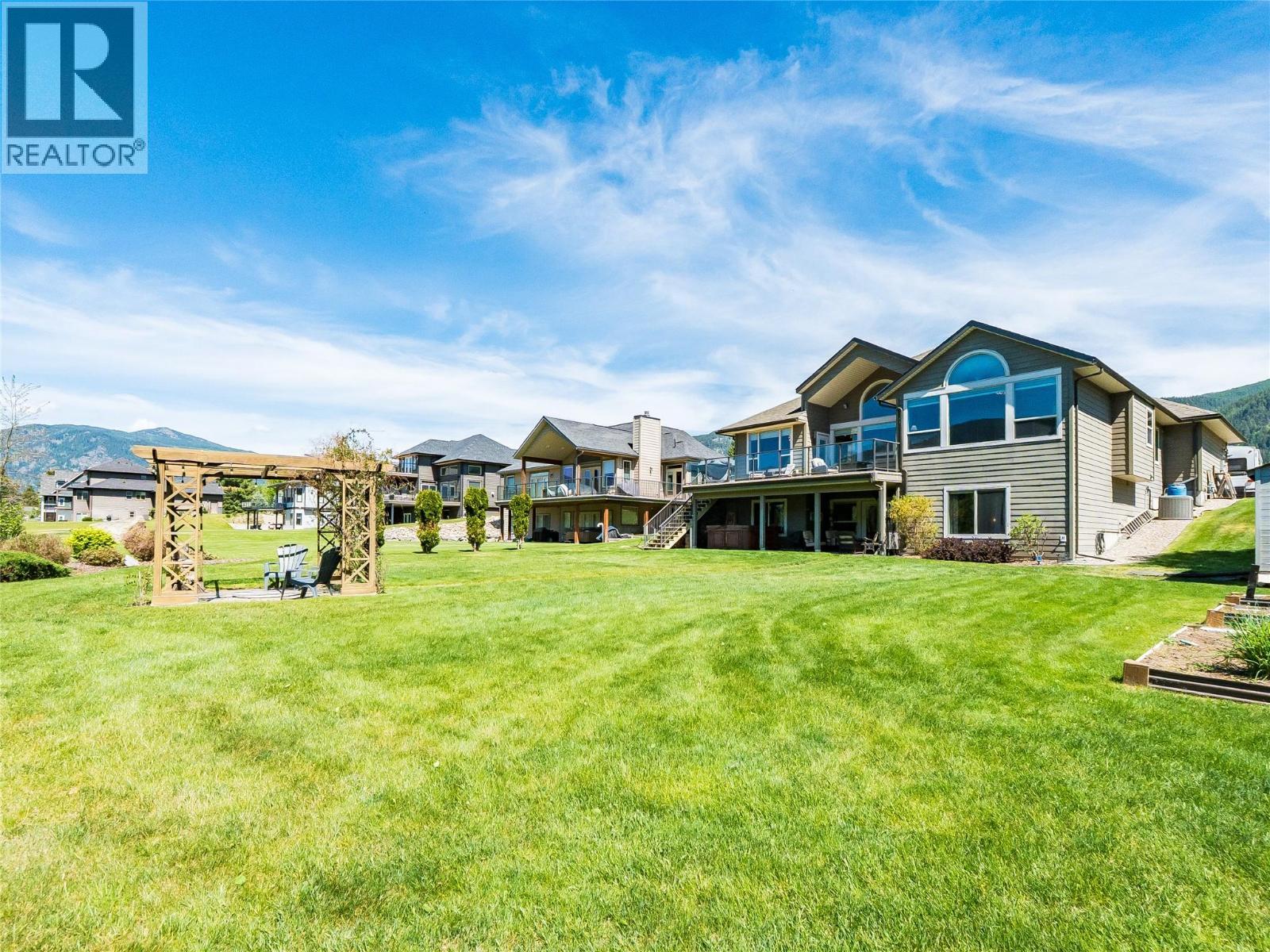 943 Riverview Place, Castlegar, BC - Outdoor