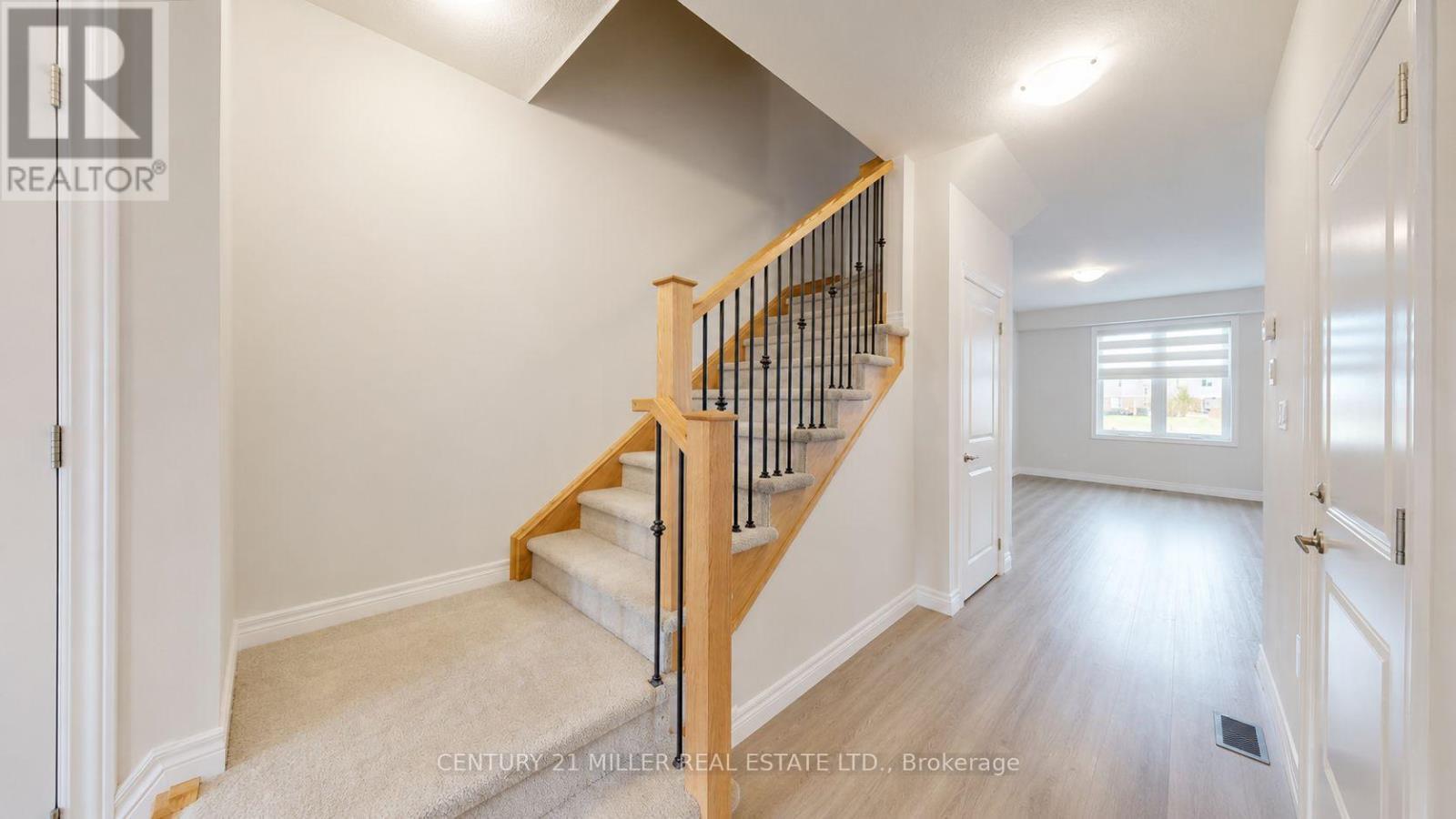 Stairs - 10 Linden Park Lane, Hamilton, ON - Indoor Photo Showing Other Room