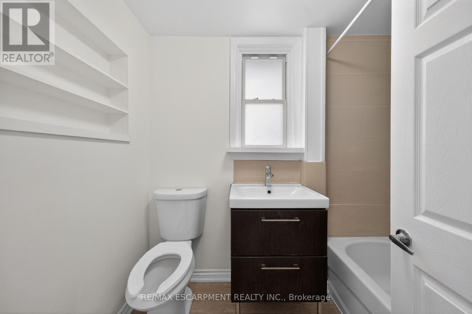 584 Waterloo Street, Hamilton, ON - Indoor Photo Showing Bathroom