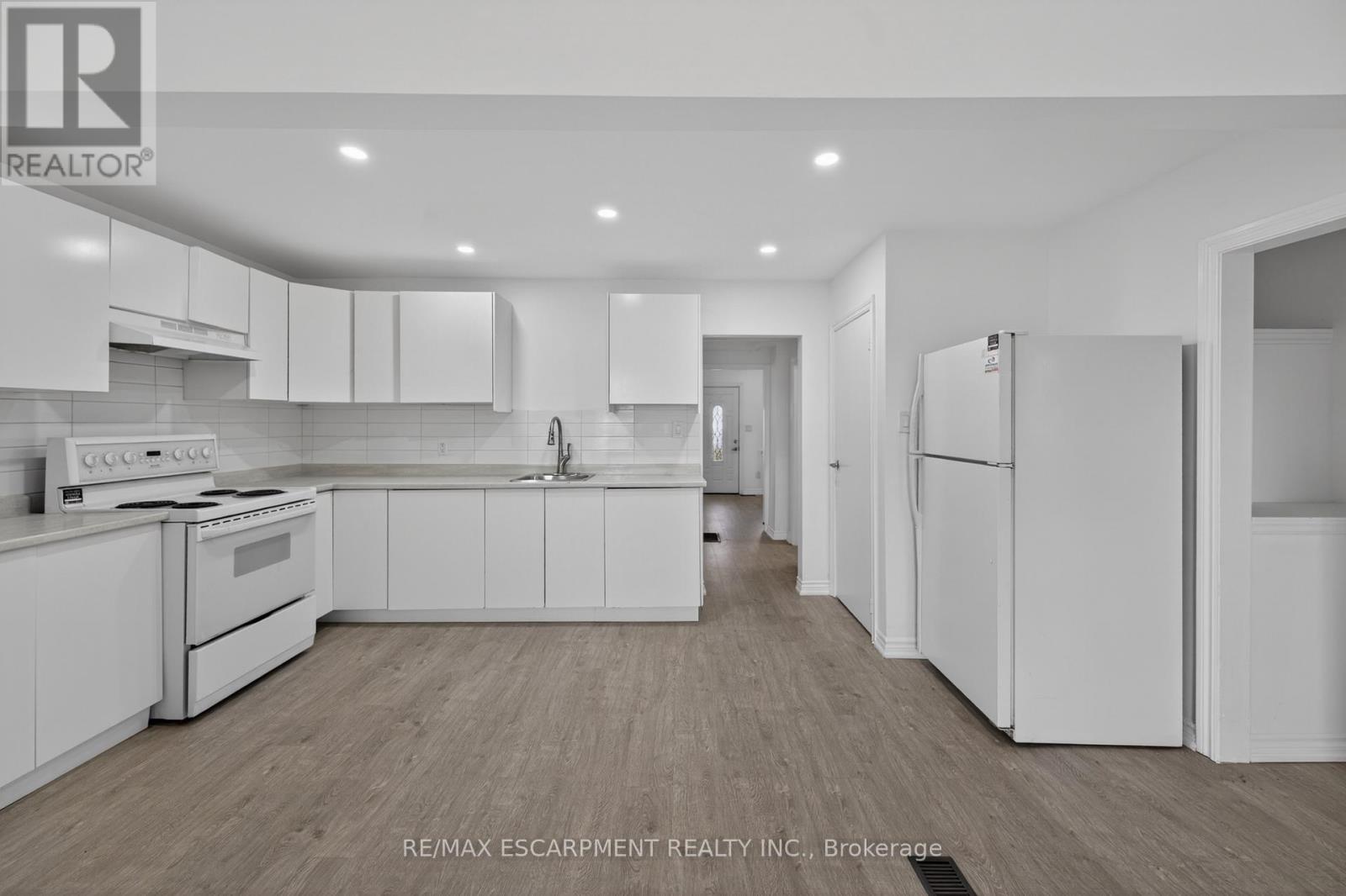 584 Waterloo Street, Hamilton, ON - Indoor Photo Showing Kitchen