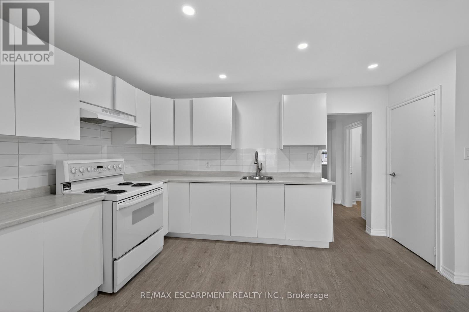 584 Waterloo Street, Hamilton, ON - Indoor Photo Showing Kitchen