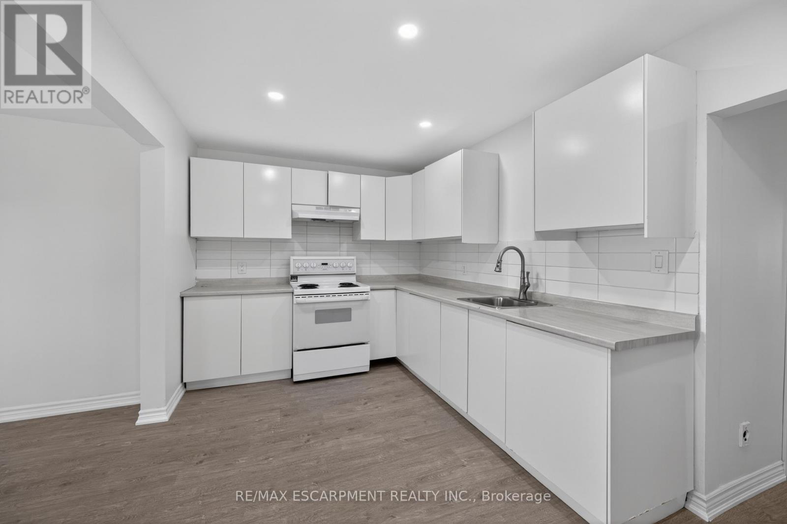 584 Waterloo Street, Hamilton, ON - Indoor Photo Showing Kitchen