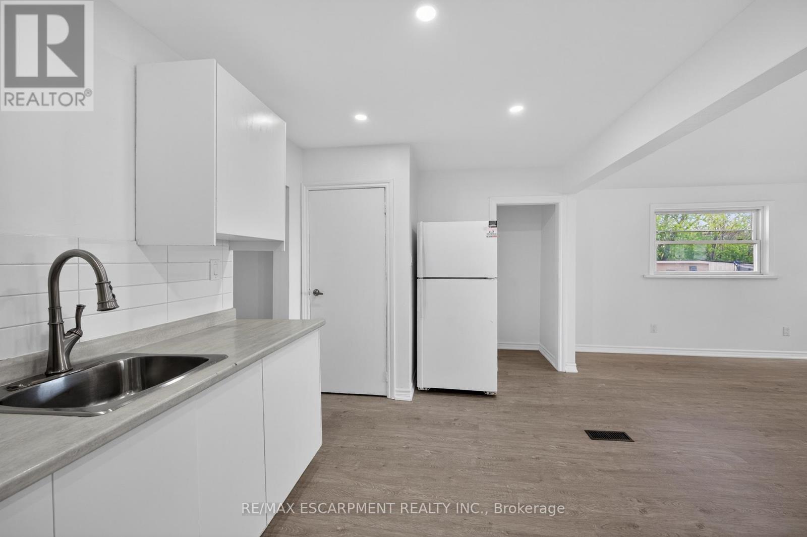 584 Waterloo Street, Hamilton, ON - Indoor Photo Showing Kitchen