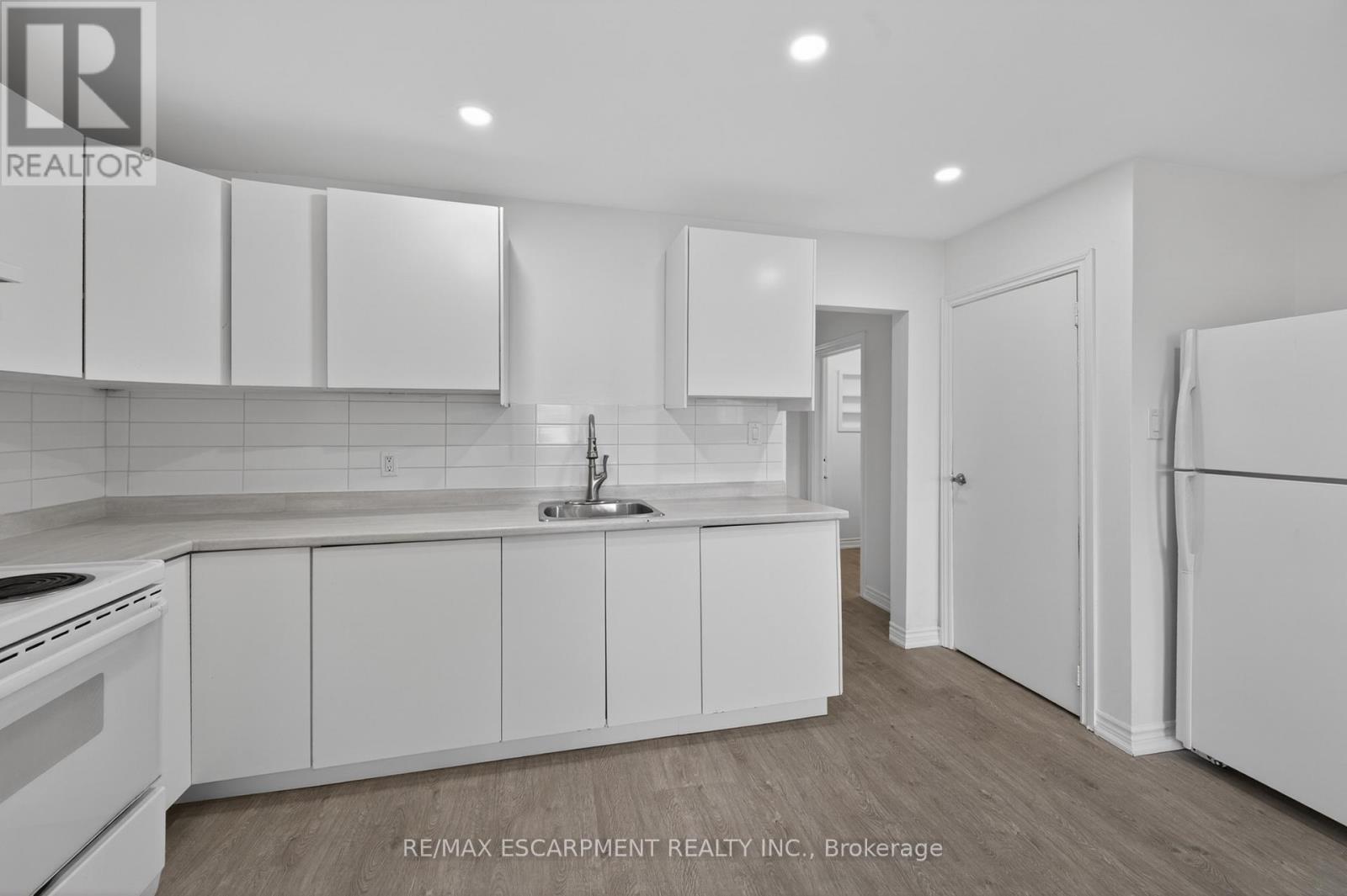 584 Waterloo Street, Hamilton, ON - Indoor Photo Showing Kitchen