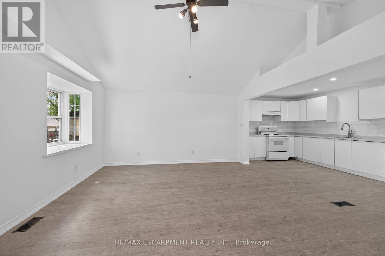 584 Waterloo Street, Hamilton, ON - Indoor Photo Showing Kitchen