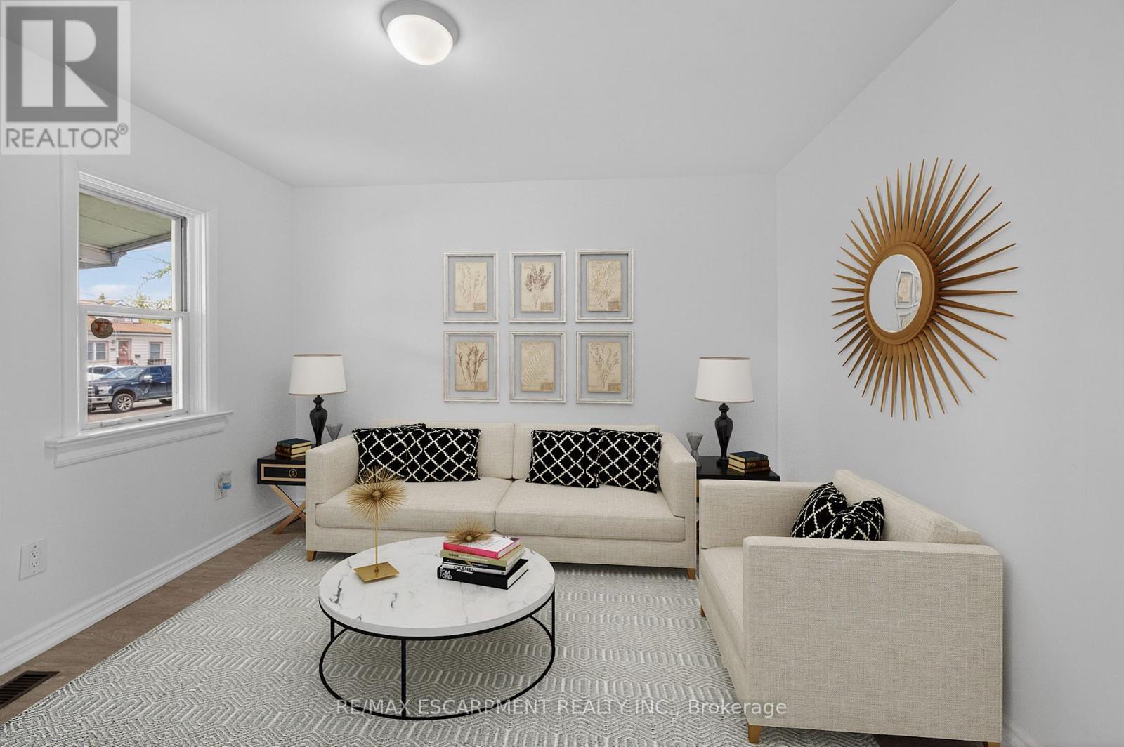 584 Waterloo Street, Hamilton, ON - Indoor Photo Showing Living Room