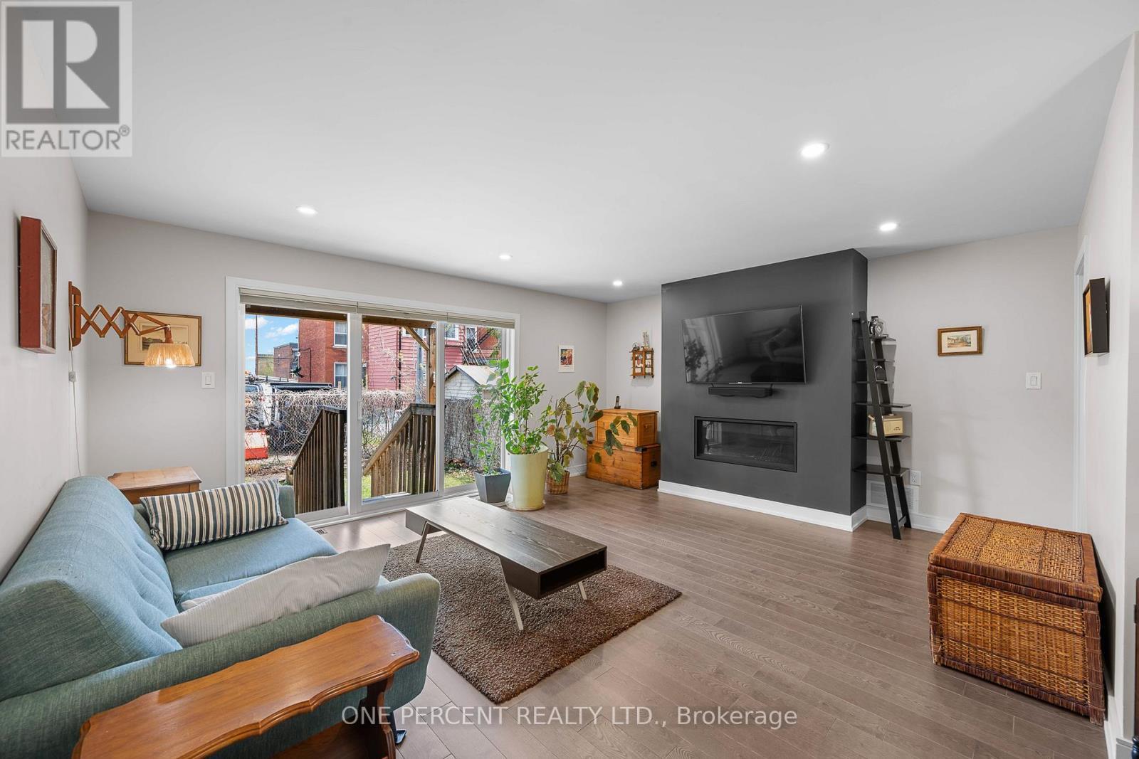91 Hamilton Avenue N, Ottawa, ON - Indoor Photo Showing Living Room