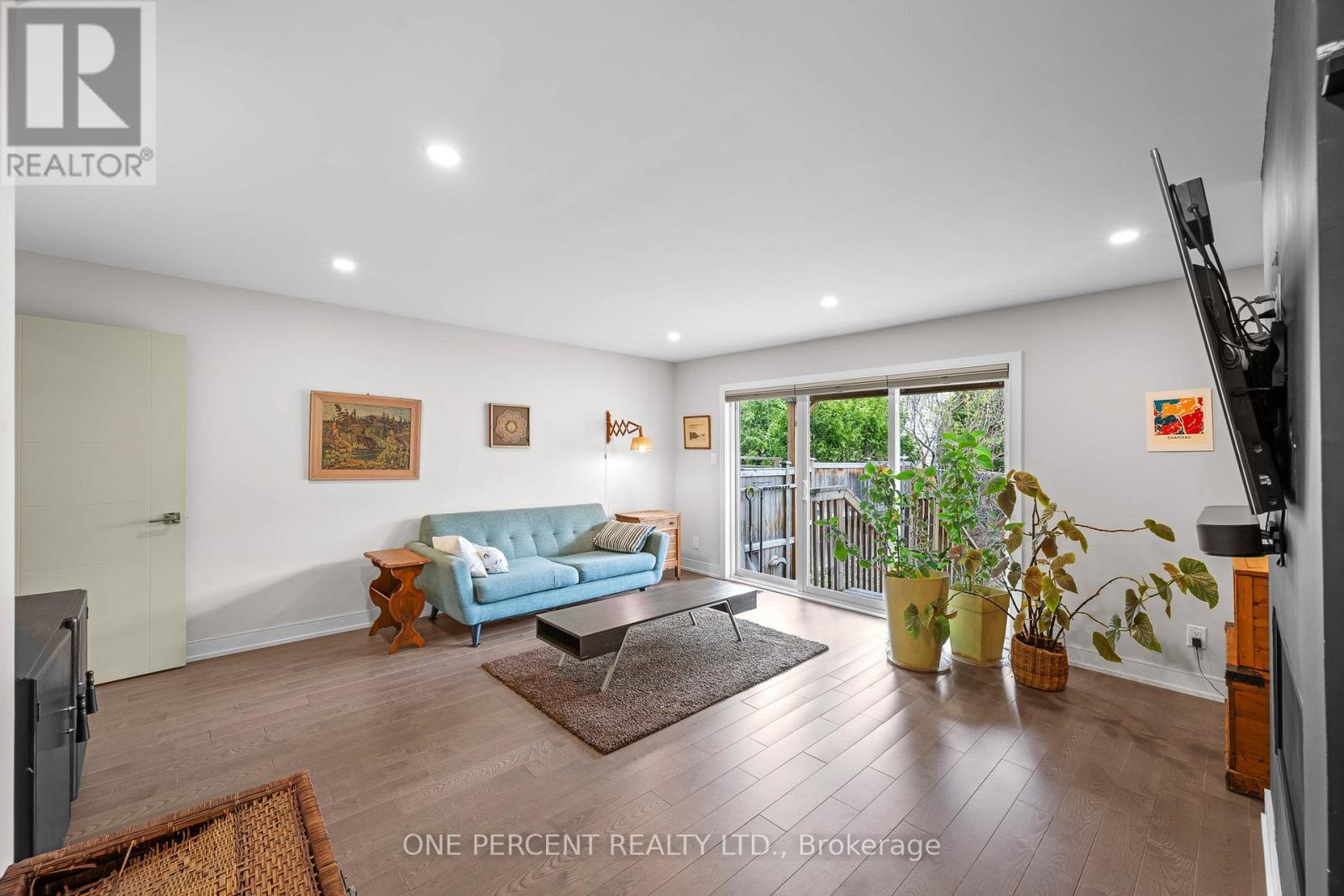91 Hamilton Avenue N, Ottawa, ON - Indoor Photo Showing Living Room