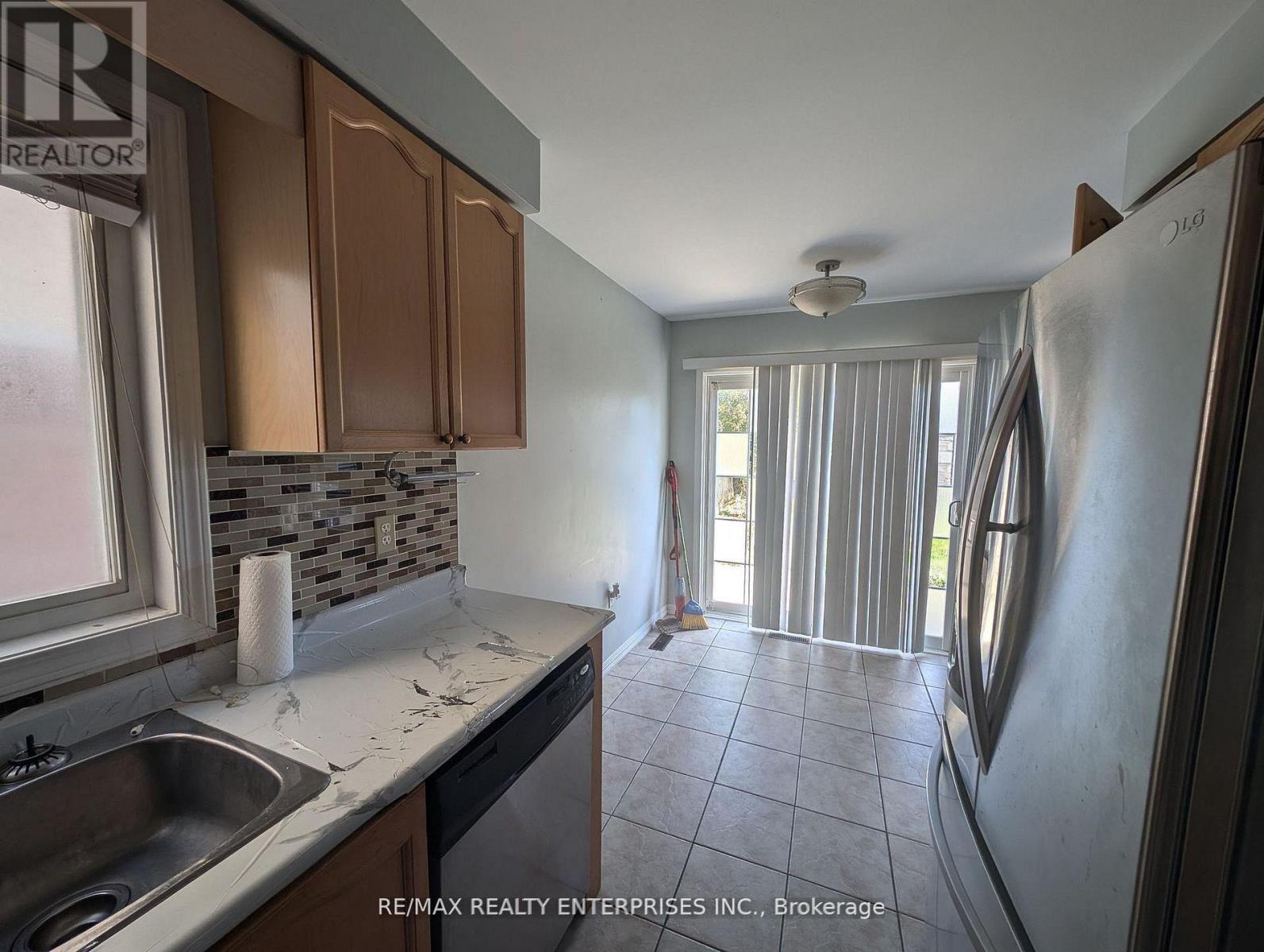 40 Sweetwood Circle, Brampton, ON - Indoor Photo Showing Kitchen