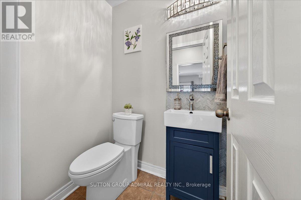 6 White Crescent, Barrie, ON - Indoor Photo Showing Bathroom