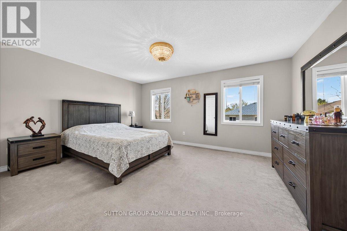 6 White Crescent, Barrie, ON - Indoor Photo Showing Bedroom