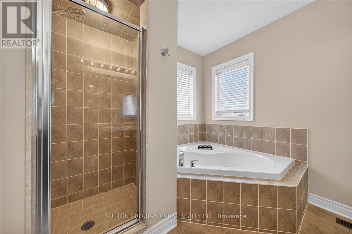 6 White Crescent, Barrie, ON - Indoor Photo Showing Bathroom