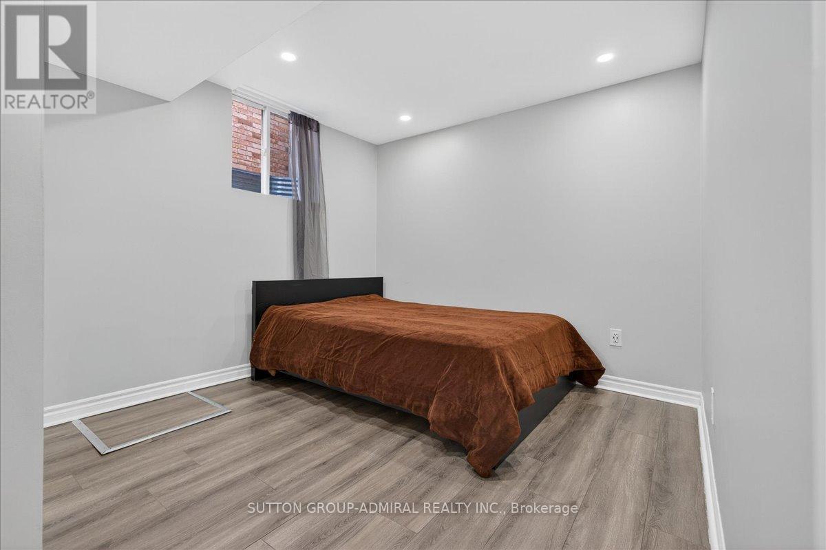6 White Crescent, Barrie, ON - Indoor Photo Showing Bedroom