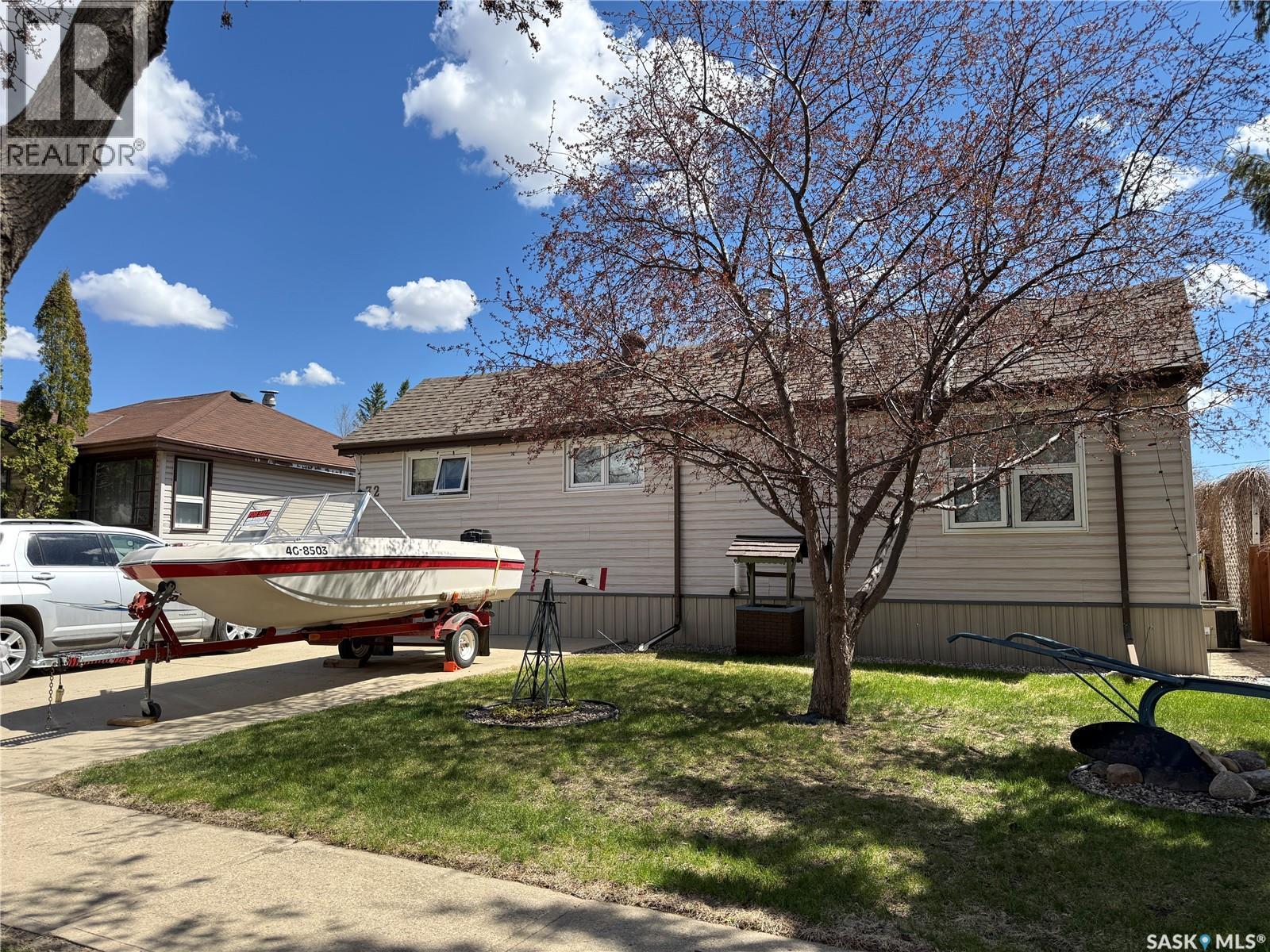72 11Th Street, Weyburn, SK - Outdoor