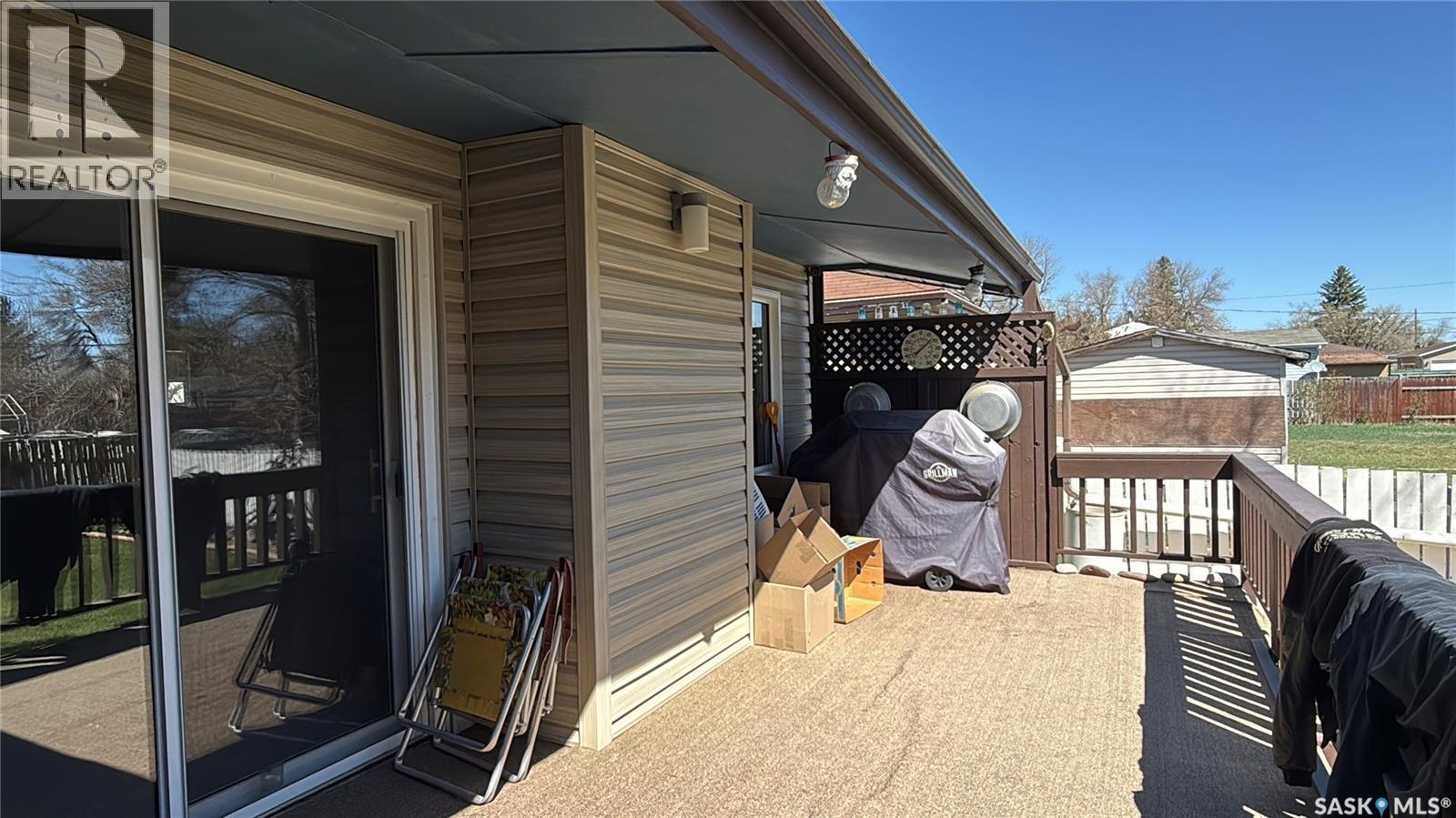 72 11Th Street, Weyburn, SK - Outdoor With Exterior