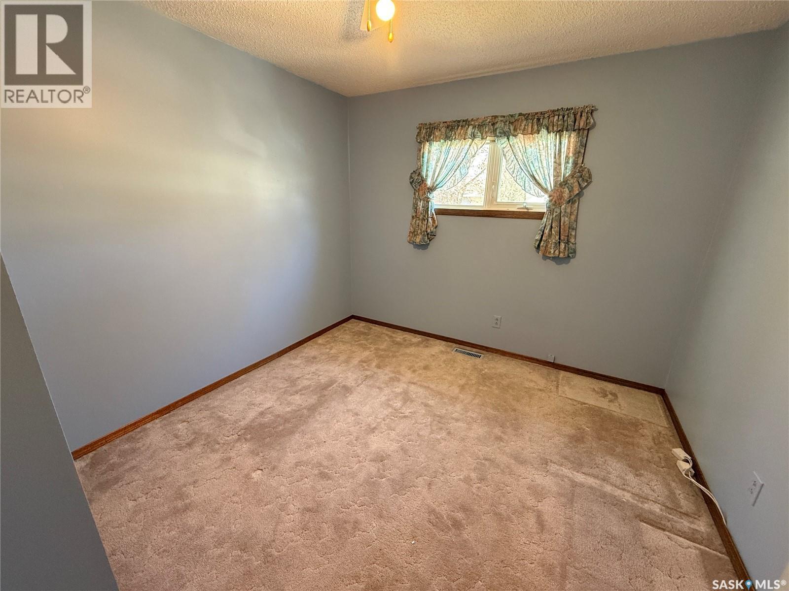 72 11Th Street, Weyburn, SK - Indoor Photo Showing Other Room