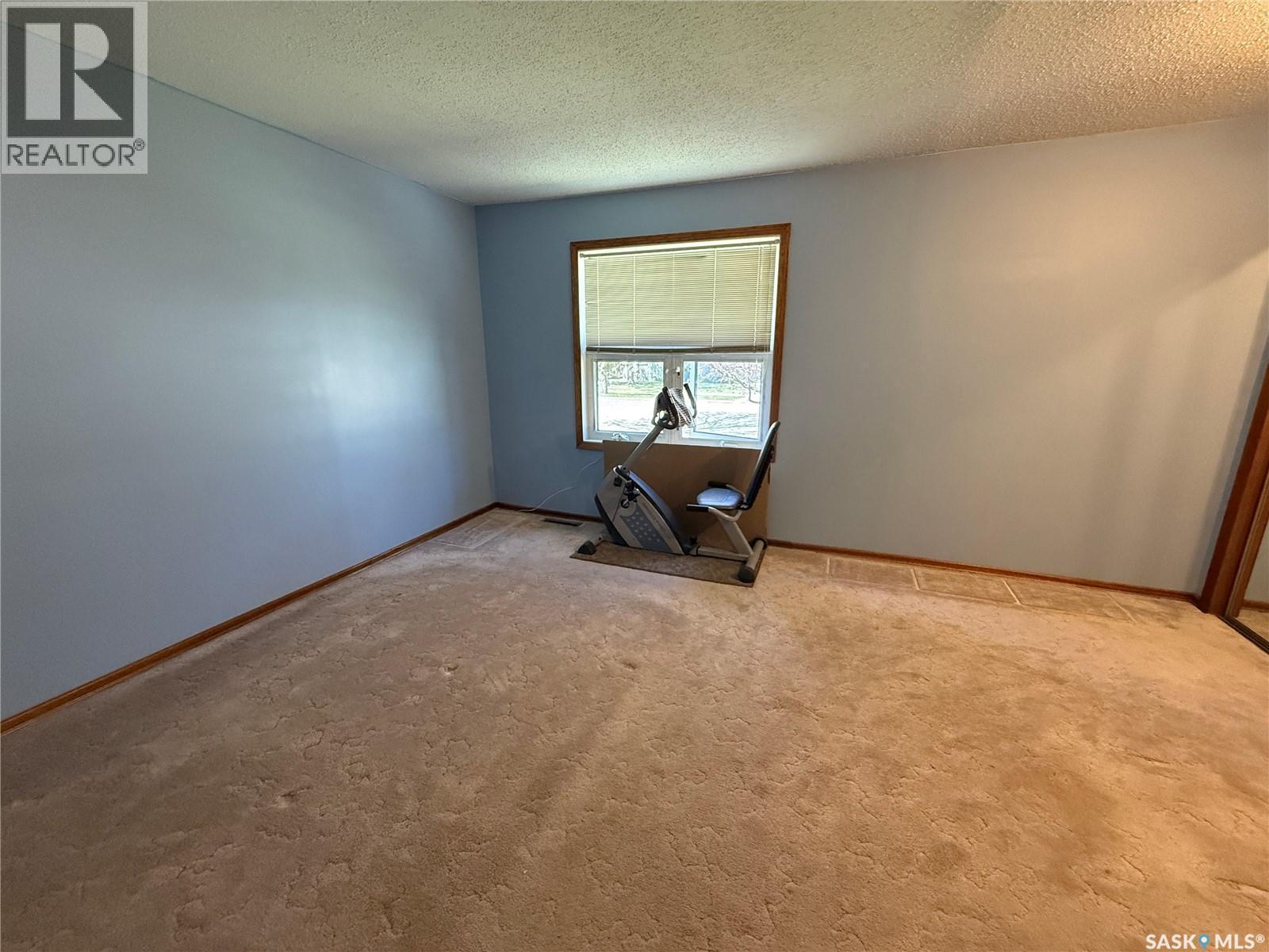 72 11Th Street, Weyburn, SK - Indoor Photo Showing Other Room