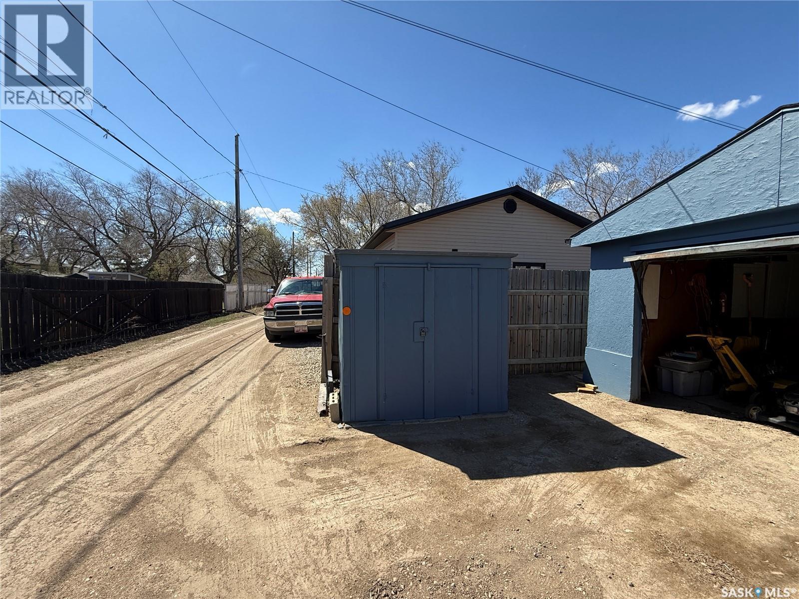 72 11Th Street, Weyburn, SK - Outdoor