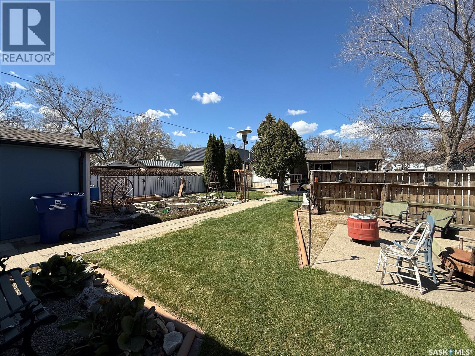72 11Th Street, Weyburn, SK - Outdoor