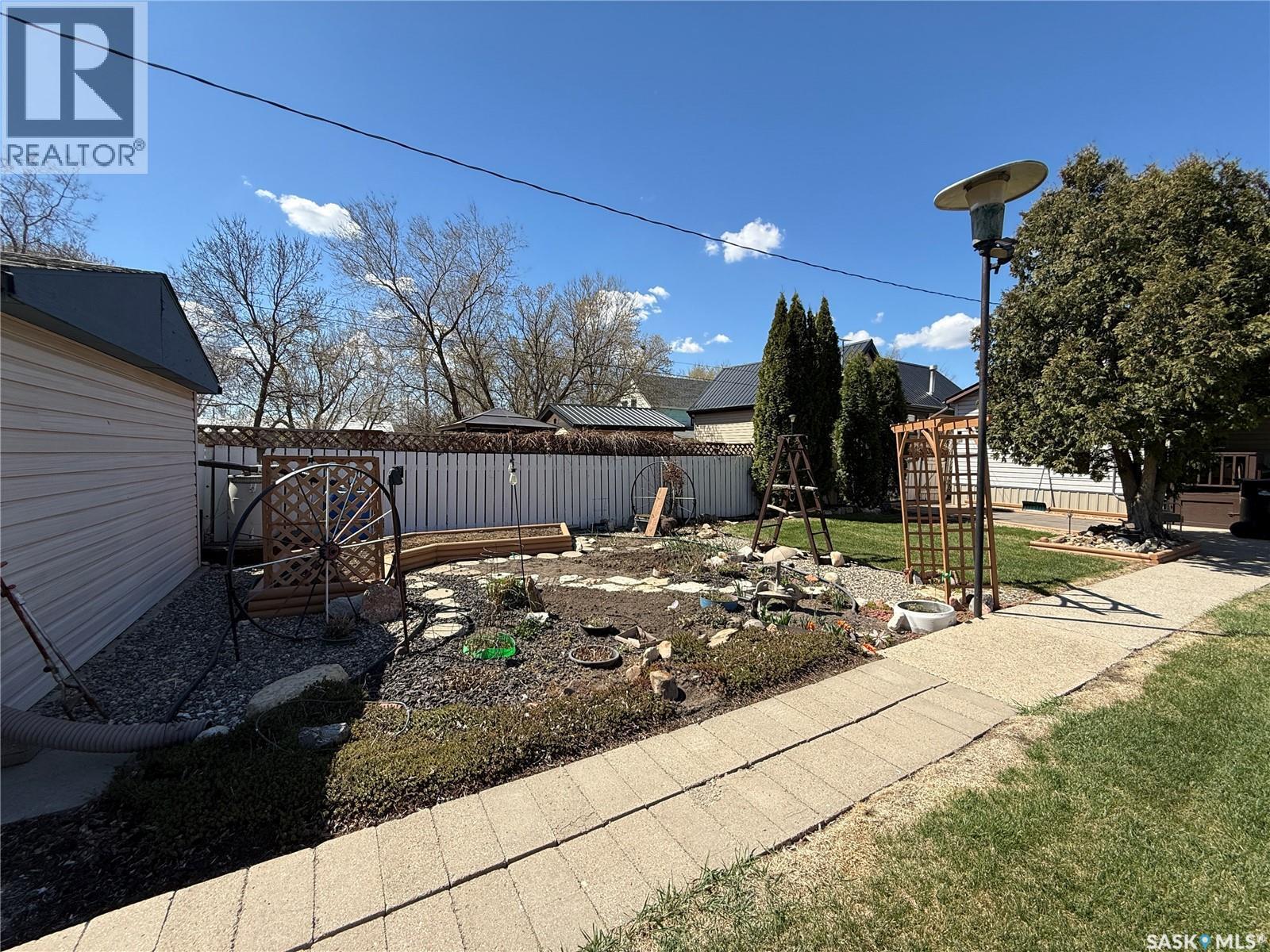 72 11Th Street, Weyburn, SK - Outdoor