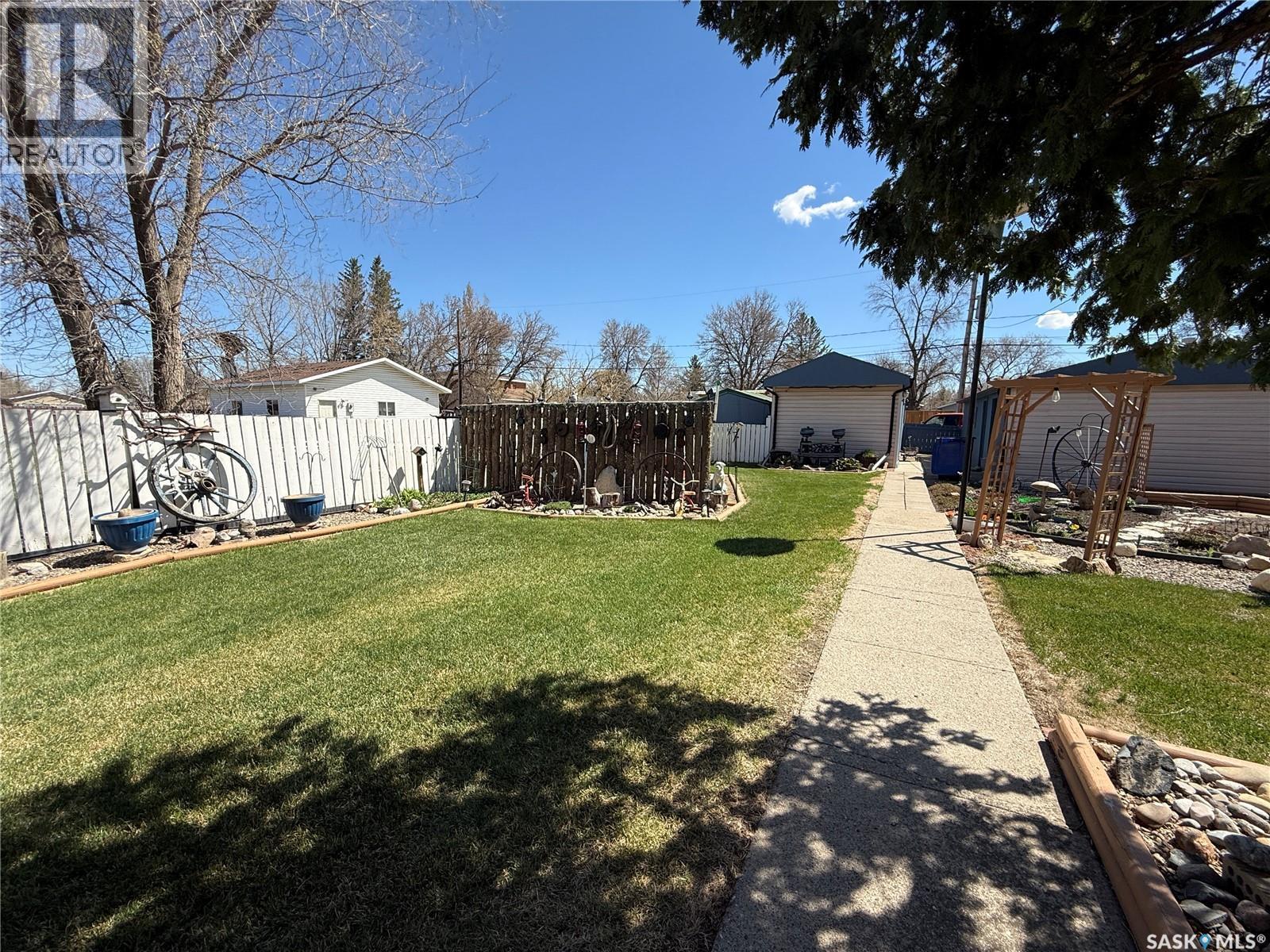 72 11Th Street, Weyburn, SK - Outdoor
